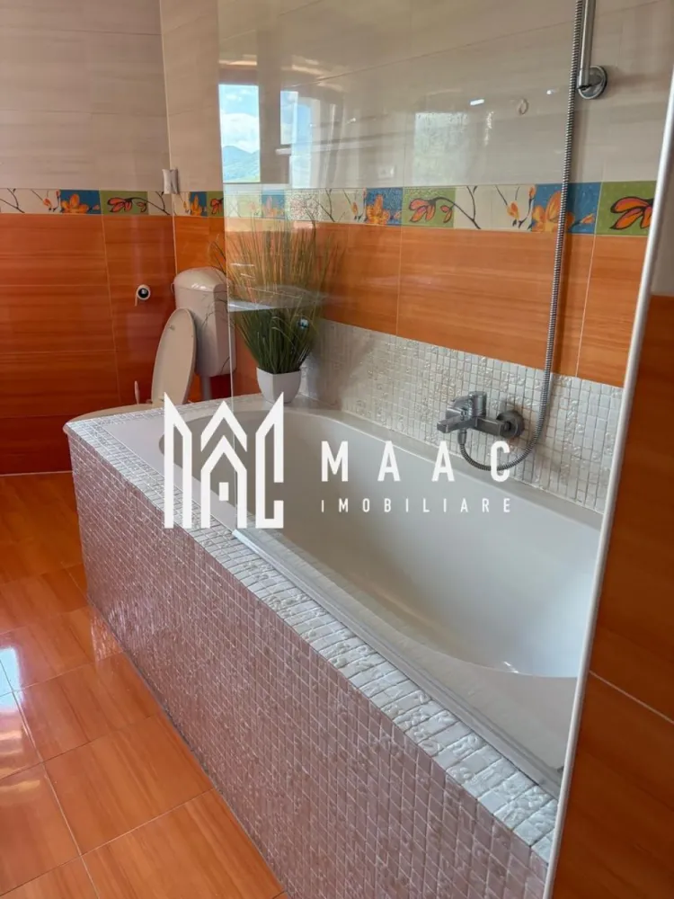 Casă premium în Cisnădioara | 280 mp utili | Teren 1300 mp | 4 dorm - MAAC Imobiliare vă propune spre închiriere o casă spațioasă și elegantă situată în Cisnădioara, într-o zonă liniștită, ideală pentru familii care își doresc confort, intimitate și acces rapid către Sibiu.

Proprietatea dispune de o suprafață utilă de 280 mp și este amplasată pe un teren generos de 1300 mp, oferind spații ample atât la interior, cât și la exterior.

Compartimentarea este eficientă și modernă:

* living open-space cu bucătărie, în suprafață de aproximativ 100 mp;
* 4 dormitoare luminoase;
* 4 băi complet utilate;
* 2 dressinguri;
* pod locuibil sau ideal pentru depozitare;
* pivniță.

La exterior, proprietatea beneficiază de:

* zonă special amenajată pentru barbeque;
* seră pentru legume;
* curte generoasă;
* 4 locuri de parcare, dintre care 2 în garaj.

Casa este dotată cu sistem de alarmă și oferă un nivel ridicat de confort și siguranță.

Proprietatea este ideală pentru cei care caută o locuință premium într-un cadru natural deosebit, aproape de oraș, dar ferit de agitație.
Se percepe garanție în cuantumul unei chirii
Comision agenție 50% din prima chirie!

Pentru mai multe detalii precizați că ați văzut anunțul cu ID: CP3092663