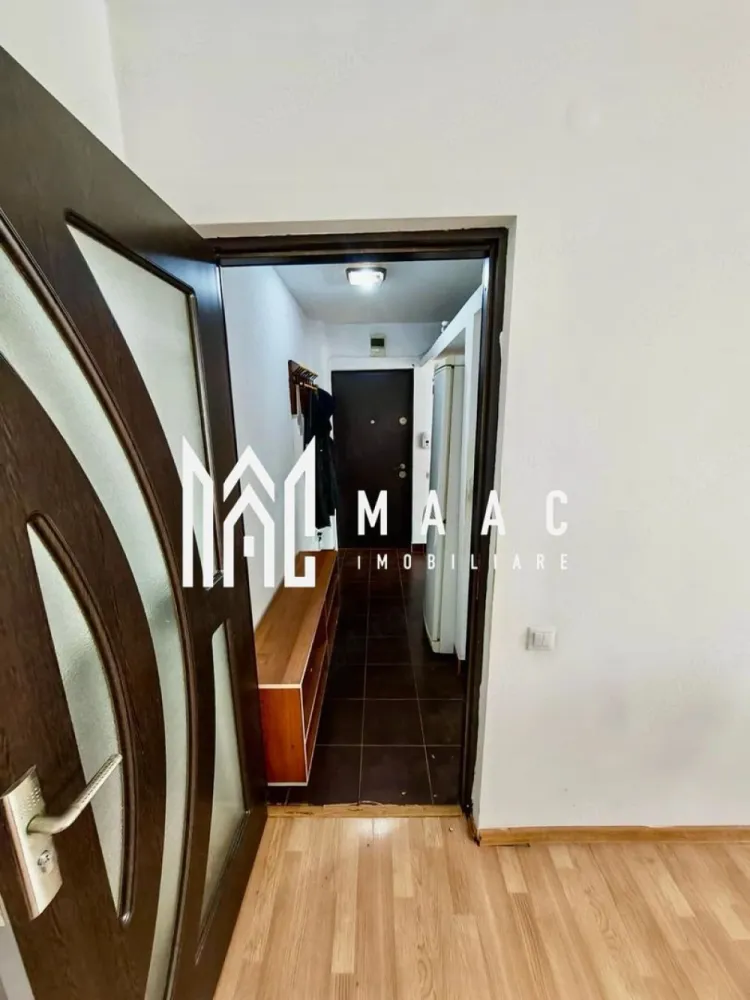 Garsoniera zona Tic Tac | Ostroveni | 29MP | Etaj 1 - MAAC Imobiliare vă propune spre vânzare o garsonieră practică și eficient compartimentată, situată în zona Tic Tac – Ostroveni, pe Aleea Teilor, la etajul 1 al blocului C8. Proprietatea este amplasată într-o zonă liniștită, ferită de traficul intens și zgomotul bulevardelor principale, oferind confort și acces facil către punctele de interes din zonă. Datorită compartimentării inteligente și costurilor reduse de întreținere, această garsonieră reprezintă o alegere excelentă atât pentru locuit, cât și pentru investiție sau închiriere.

Garsoniera are o suprafață de 29 mp și beneficiază de o organizare practică a spațiului interior. Bucătăria a fost mutată pe balcon pentru a crea un spațiu suplimentar ce poate fi utilizat ca dressing, birou sau cameră pentru copil, oferind astfel un plus de funcționalitate și confort.

Compartimentarea proprietății este următoarea:
-cameră principală luminoasă
-bucătărie mutată pe balcon
-spațiu suplimentar ce poate fi amenajat ca dressing sau cameră pentru copil
-baie
-hol de acces

Dotări și caracteristici:
-garsonieră renovată
-încălzire cu gigacalorimetru
-instalație termică realizată pe țevi de cupru
-finisaje în stare bună
-spații bine optimizate
-compartimentare practică și eficientă
-etaj intermediar
-costuri reduse de întreținere

Avantajele proprietății:
-zonă liniștită și bine conectată
-amplasare ferită de trafic și zgomot
-apropiere de școli, licee și magazine
-ideală pentru locuință personală sau investiție
-potrivită pentru închiriere
-compartimentare adaptată pentru obținerea unui spațiu suplimentar util

Pentru mai multe informații și programarea unei vizionări, echipa MAAC Imobiliare vă stă la dispoziție. La telefon, vă rugăm să menționați CP3093657.
