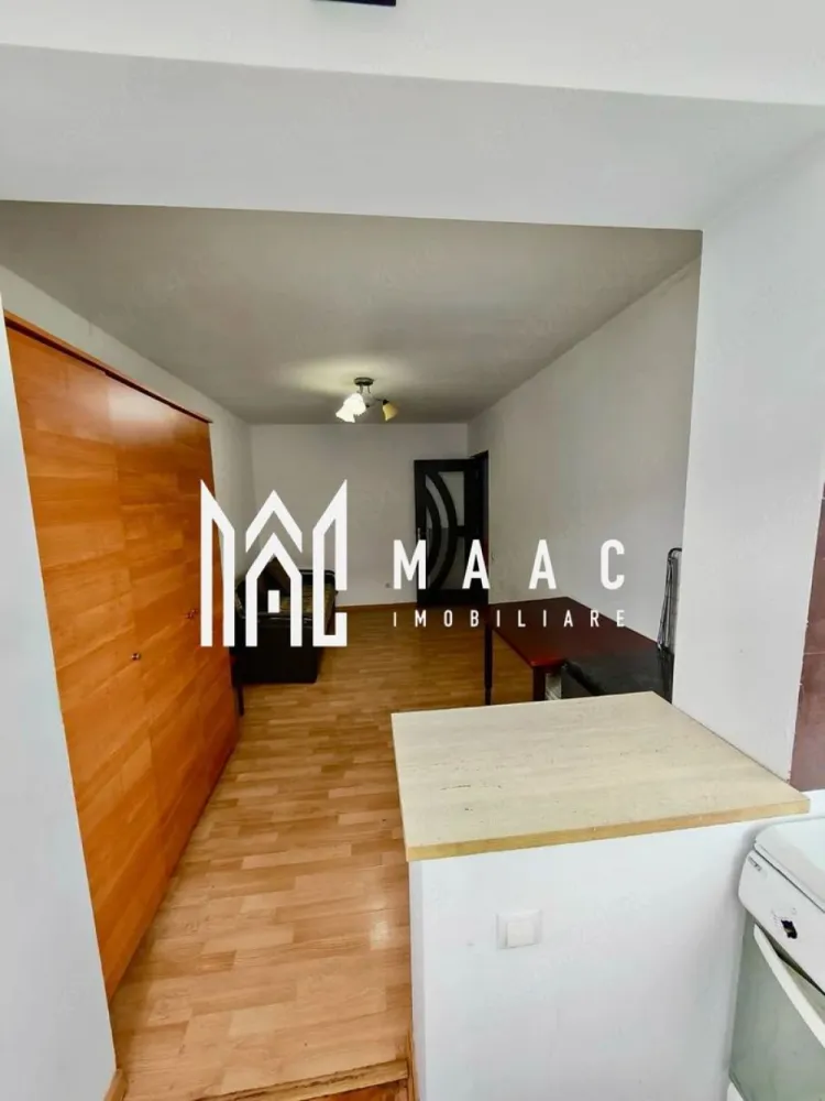 Garsoniera zona Tic Tac | Ostroveni | 29MP | Etaj 1 - MAAC Imobiliare vă propune spre vânzare o garsonieră practică și eficient compartimentată, situată în zona Tic Tac – Ostroveni, pe Aleea Teilor, la etajul 1 al blocului C8. Proprietatea este amplasată într-o zonă liniștită, ferită de traficul intens și zgomotul bulevardelor principale, oferind confort și acces facil către punctele de interes din zonă. Datorită compartimentării inteligente și costurilor reduse de întreținere, această garsonieră reprezintă o alegere excelentă atât pentru locuit, cât și pentru investiție sau închiriere.

Garsoniera are o suprafață de 29 mp și beneficiază de o organizare practică a spațiului interior. Bucătăria a fost mutată pe balcon pentru a crea un spațiu suplimentar ce poate fi utilizat ca dressing, birou sau cameră pentru copil, oferind astfel un plus de funcționalitate și confort.

Compartimentarea proprietății este următoarea:
-cameră principală luminoasă
-bucătărie mutată pe balcon
-spațiu suplimentar ce poate fi amenajat ca dressing sau cameră pentru copil
-baie
-hol de acces

Dotări și caracteristici:
-garsonieră renovată
-încălzire cu gigacalorimetru
-instalație termică realizată pe țevi de cupru
-finisaje în stare bună
-spații bine optimizate
-compartimentare practică și eficientă
-etaj intermediar
-costuri reduse de întreținere

Avantajele proprietății:
-zonă liniștită și bine conectată
-amplasare ferită de trafic și zgomot
-apropiere de școli, licee și magazine
-ideală pentru locuință personală sau investiție
-potrivită pentru închiriere
-compartimentare adaptată pentru obținerea unui spațiu suplimentar util

Pentru mai multe informații și programarea unei vizionări, echipa MAAC Imobiliare vă stă la dispoziție. La telefon, vă rugăm să menționați CP3093657.