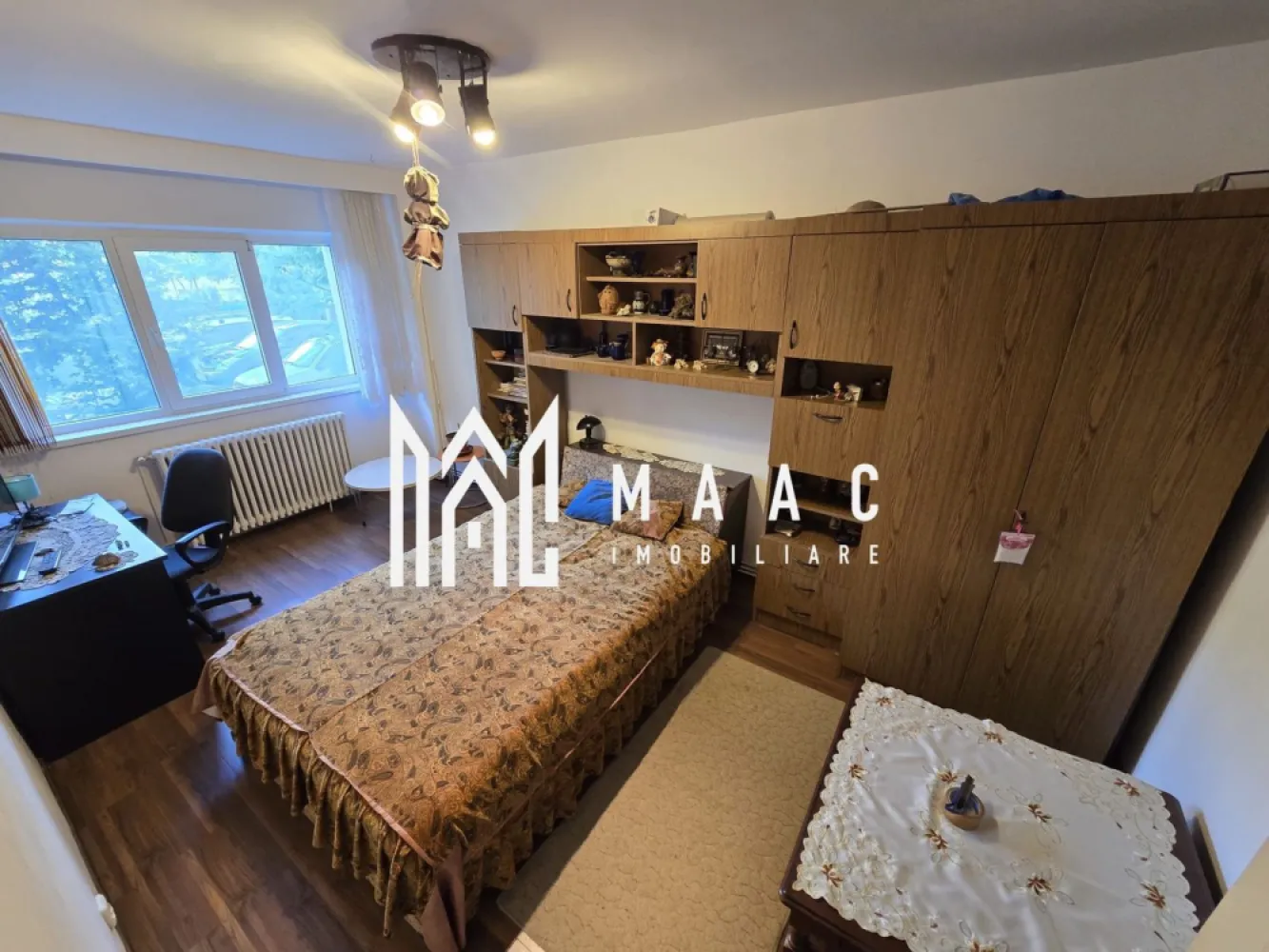 Apartament 3 camere decomandate 2 bai Zona Strand - Agentia imobiliara Maac va propune spre vanzare un apartament situat la parter cu 3 camere decomandate 2 bai cu iesire la parcul din Cartierul Strand.

Beneficiii: 
- apartamentul este total decomandat
- 2 bai
- 3 camere
- bucatarie separata
- camara
- parter inalt
- suprafata utila 67 mp 
- ideal investitie sau de locuit

Pentru mai multe detalii specificati CP3093976 la telefon.