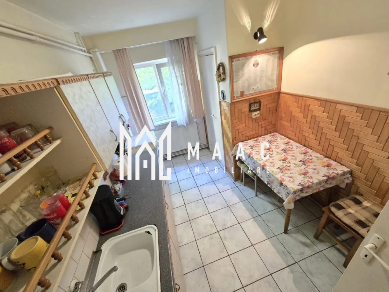 Apartament 3 camere decomandate 2 bai Zona Strand - Agentia imobiliara Maac va propune spre vanzare un apartament situat la parter cu 3 camere decomandate 2 bai cu iesire la parcul din Cartierul Strand.

Beneficiii: 
- apartamentul este total decomandat
- 2 bai
- 3 camere
- bucatarie separata
- camara
- parter inalt
- suprafata utila 67 mp 
- ideal investitie sau de locuit

Pentru mai multe detalii specificati CP3093976 la telefon.