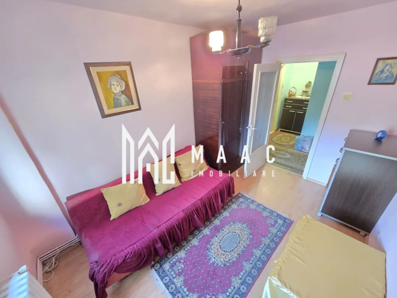 Apartament 3 camere decomandate 2 bai Zona Strand - Agentia imobiliara Maac va propune spre vanzare un apartament situat la parter cu 3 camere decomandate 2 bai cu iesire la parcul din Cartierul Strand.

Beneficiii: 
- apartamentul este total decomandat
- 2 bai
- 3 camere
- bucatarie separata
- camara
- parter inalt
- suprafata utila 67 mp 
- ideal investitie sau de locuit

Pentru mai multe detalii specificati CP3093976 la telefon.