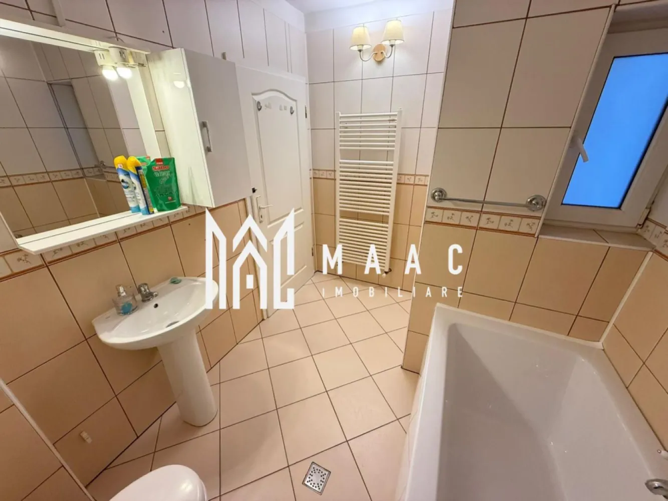 Spatiu comercial/ birouri | Etaj 1 | 80MP | Sub Arini - MAAC Imobiliare propune spre inchiriere un spatiu pretabil pentru activitati comerciale sau de birou, amplasat in zona parcului Sub Arini.

Spatiul este situat la etajul 1 al unei case individuale cu regim de inaltime P+E+M si este configurat astfel: 3 camere, bucatarie, baie cu geam, hol, acces in balcon.

Incalzirea se face cu centrala proprie si calorifere. 

Spatiul beneficiaza de instalatie de aer conditionat. 

Orientare SUD-ESTICA.

Amplasamentul cladirii este avantajos, la 1 minut de mers pe jos de parcul Sub Arini.

Se percepe o chirie in avans si garantie. Disponibilitate imediata. Destinatie comerciala.

Pentru mai multe detalii, specificati ID: CP3093987