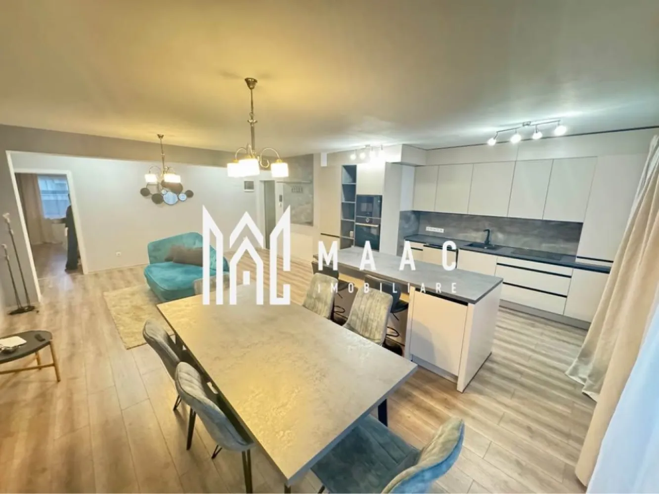 Penthouse Modern cu 3 Dormitoare I 3 Terase I Zona Kogălniceanu - MAAC Imobiliare vă propune spre vânzare un penthouse exclusivist, complet mobilat și utilat, situat într-una dintre cele mai apreciate zone ale Sibiului – Piața Cluj / Kogălniceanu. O proprietate rară, ce îmbină confortul modern cu o locație excelentă, foarte aproape de Centrul Istoric.

Caracteristici principale:
Suprafață utilă: 88 mp
Compartimentare eficientă și echilibrată:
Living luminos cu bucătărie open-space
3 dormitoare spațioase
2 băi complet echipate (cadă și duș walk-in)
Spații de depozitare inteligent integrate
3 terase generoase, aproximativ 15 mp fiecare, cu acces direct din living și dormitoare

Dotări și finisaje premium:
Apartament complet mobilat și utilat, mobilier realizat pe comandă
Bucătărie modernă, complet echipată (inclusiv mașină de spălat vase)
Aer condiționat
Băi placate integral cu marmură
Etaj superior, cu lumină naturală din abundență și vedere deschisă
Terase ideale pentru relaxare și timp de calitate în aer liber

Parcare:
2 locuri de parcare incluse în preț (un loc exterior și un loc interior, după caz)
Localizare excelentă:
Zonă selectă, liniștită și bine conectată
Aproximativ 7 minute până în Centrul Istoric
Acces rapid către principalele puncte de interes
Magazine, școli, parc și supermarketuri în imediata apropiere

Proprietatea se poate achiziționa și prin credit bancar.

Această proprietate este ideală atât pentru o familie care își dorește un standard ridicat de locuire, cât și pentru investiție într-o zonă cu cerere constantă.

Pentru detalii suplimentare, consultanță sau programarea unei vizionări, va rugăm să ne contactati specificand ID: CP2861402.