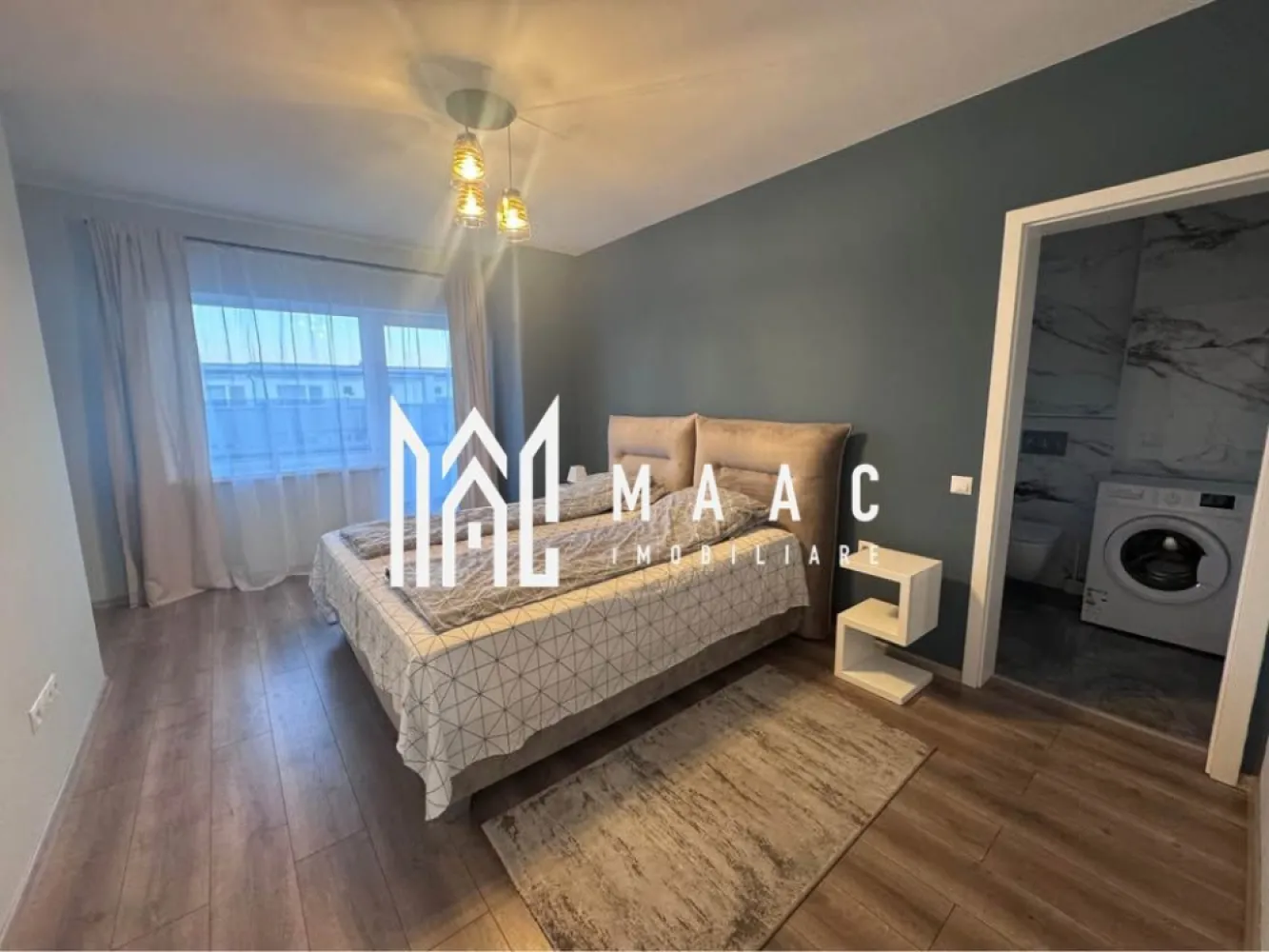 Penthouse Modern cu 3 Dormitoare I 3 Terase I Zona Kogălniceanu - MAAC Imobiliare vă propune spre vânzare un penthouse exclusivist, complet mobilat și utilat, situat într-una dintre cele mai apreciate zone ale Sibiului – Piața Cluj / Kogălniceanu. O proprietate rară, ce îmbină confortul modern cu o locație excelentă, foarte aproape de Centrul Istoric.

Caracteristici principale:
Suprafață utilă: 88 mp
Compartimentare eficientă și echilibrată:
Living luminos cu bucătărie open-space
3 dormitoare spațioase
2 băi complet echipate (cadă și duș walk-in)
Spații de depozitare inteligent integrate
3 terase generoase, aproximativ 15 mp fiecare, cu acces direct din living și dormitoare

Dotări și finisaje premium:
Apartament complet mobilat și utilat, mobilier realizat pe comandă
Bucătărie modernă, complet echipată (inclusiv mașină de spălat vase)
Aer condiționat
Băi placate integral cu marmură
Etaj superior, cu lumină naturală din abundență și vedere deschisă
Terase ideale pentru relaxare și timp de calitate în aer liber

Parcare:
2 locuri de parcare incluse în preț (un loc exterior și un loc interior, după caz)
Localizare excelentă:
Zonă selectă, liniștită și bine conectată
Aproximativ 7 minute până în Centrul Istoric
Acces rapid către principalele puncte de interes
Magazine, școli, parc și supermarketuri în imediata apropiere

Proprietatea se poate achiziționa și prin credit bancar.

Această proprietate este ideală atât pentru o familie care își dorește un standard ridicat de locuire, cât și pentru investiție într-o zonă cu cerere constantă.

Pentru detalii suplimentare, consultanță sau programarea unei vizionări, va rugăm să ne contactati specificand ID: CP2861402.
