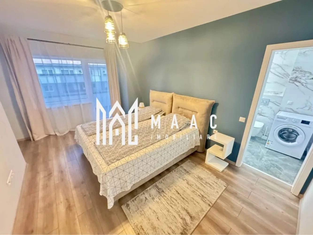 Penthouse Modern cu 3 Dormitoare I 3 Terase I Zona Kogălniceanu - MAAC Imobiliare vă propune spre vânzare un penthouse exclusivist, complet mobilat și utilat, situat într-una dintre cele mai apreciate zone ale Sibiului – Piața Cluj / Kogălniceanu. O proprietate rară, ce îmbină confortul modern cu o locație excelentă, foarte aproape de Centrul Istoric.

Caracteristici principale:
Suprafață utilă: 88 mp
Compartimentare eficientă și echilibrată:
Living luminos cu bucătărie open-space
3 dormitoare spațioase
2 băi complet echipate (cadă și duș walk-in)
Spații de depozitare inteligent integrate
3 terase generoase, aproximativ 15 mp fiecare, cu acces direct din living și dormitoare

Dotări și finisaje premium:
Apartament complet mobilat și utilat, mobilier realizat pe comandă
Bucătărie modernă, complet echipată (inclusiv mașină de spălat vase)
Aer condiționat
Băi placate integral cu marmură
Etaj superior, cu lumină naturală din abundență și vedere deschisă
Terase ideale pentru relaxare și timp de calitate în aer liber

Parcare:
2 locuri de parcare incluse în preț (un loc exterior și un loc interior, după caz)
Localizare excelentă:
Zonă selectă, liniștită și bine conectată
Aproximativ 7 minute până în Centrul Istoric
Acces rapid către principalele puncte de interes
Magazine, școli, parc și supermarketuri în imediata apropiere

Proprietatea se poate achiziționa și prin credit bancar.

Această proprietate este ideală atât pentru o familie care își dorește un standard ridicat de locuire, cât și pentru investiție într-o zonă cu cerere constantă.

Pentru detalii suplimentare, consultanță sau programarea unei vizionări, va rugăm să ne contactati specificand ID: CP2861402.