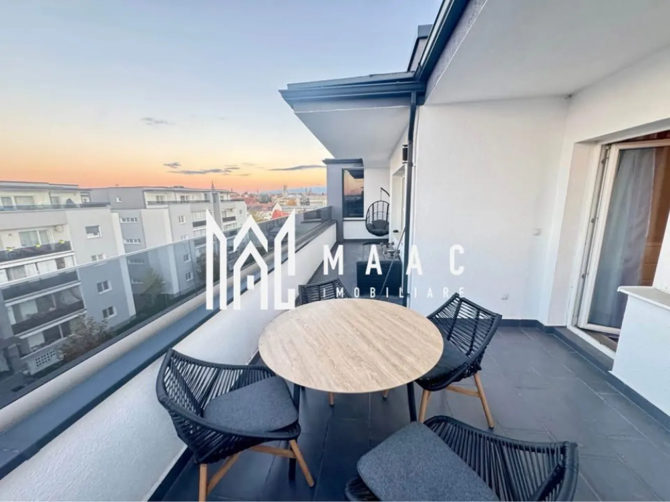 Penthouse Modern cu 3 Dormitoare I 3 Terase I Zona Kogălniceanu - MAAC Imobiliare vă propune spre vânzare un penthouse exclusivist, complet mobilat și utilat, situat într-una dintre cele mai apreciate zone ale Sibiului – Piața Cluj / Kogălniceanu. O proprietate rară, ce îmbină confortul modern cu o locație excelentă, foarte aproape de Centrul Istoric.

Caracteristici principale:
Suprafață utilă: 88 mp
Compartimentare eficientă și echilibrată:
Living luminos cu bucătărie open-space
3 dormitoare spațioase
2 băi complet echipate (cadă și duș walk-in)
Spații de depozitare inteligent integrate
3 terase generoase, aproximativ 15 mp fiecare, cu acces direct din living și dormitoare

Dotări și finisaje premium:
Apartament complet mobilat și utilat, mobilier realizat pe comandă
Bucătărie modernă, complet echipată (inclusiv mașină de spălat vase)
Aer condiționat
Băi placate integral cu marmură
Etaj superior, cu lumină naturală din abundență și vedere deschisă
Terase ideale pentru relaxare și timp de calitate în aer liber

Parcare:
2 locuri de parcare incluse în preț (un loc exterior și un loc interior, după caz)
Localizare excelentă:
Zonă selectă, liniștită și bine conectată
Aproximativ 7 minute până în Centrul Istoric
Acces rapid către principalele puncte de interes
Magazine, școli, parc și supermarketuri în imediata apropiere

Proprietatea se poate achiziționa și prin credit bancar.

Această proprietate este ideală atât pentru o familie care își dorește un standard ridicat de locuire, cât și pentru investiție într-o zonă cu cerere constantă.

Pentru detalii suplimentare, consultanță sau programarea unei vizionări, va rugăm să ne contactati specificand ID: CP2861402.