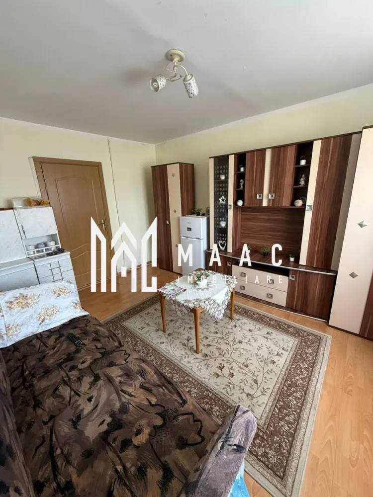Garsonieră mobilată și luminoasă | Henry Coandă | Etaj 1 - MAAC Imobiliare vă propune spre vânzare o garsonieră cochetă și luminoasă, situată în zona Lazaret din Sibiu, pe strada Henry Coandă, într-o zonă apreciată pentru accesibilitate și conexiunile rapide către punctele de interes ale orașului. Proprietatea este ideală atât pentru locuit, cât și pentru investiție, datorită poziționării avantajoase, costurilor reduse de întreținere și faptului că se vinde complet mobilată și utilată.

Garsoniera este amplasată la etajul 1 al unui bloc izolat termic și beneficiază de o poziționare excelentă pe mijloc, oferind un confort termic foarte bun pe tot parcursul anului. Expunerea sudică asigură lumină naturală și soare pe întreaga durată a zilei, creând un ambient plăcut și primitor.

Locuința are o suprafață utilă de 21 mp și o suprafață construită de 25 mp, fiind compartimentată eficient pentru a valorifica fiecare spațiu disponibil.

Compartimentare:
-Cameră luminoasă
-Chicinetă
-Baie cu cabină de duș

Garsoniera se vinde complet mobilată și utilată, fiind pregătită pentru mutare imediată, fără necesitatea unor investiții suplimentare. Proprietatea este potrivită pentru persoane care caută o locuință practică în Sibiu, dar și pentru investitori interesați de o proprietate ușor de închiriat într-o zonă accesibilă.

Dotări și beneficii:
-Bloc izolat termic
-Expunere sudică
-Poziționare pe mijloc
-Costuri reduse de întreținere
-Încălzire pe curent
-Posibilitate instalare centrală proprie
-Gaz disponibil la ușă
-Complet mobilată și utilată
-Etaj 1

Zona Lazaret oferă acces rapid către magazine, mijloace de transport, zone comerciale și alte facilități importante ale orașului, fiind o alegere foarte bună pentru cei care își doresc confort și accesibilitate într-o zonă bine conectată din Sibiu.

Pentru mai multe detalii vă rugăm să precizați telefonic că ați văzut anunțul cu CP3094049.
