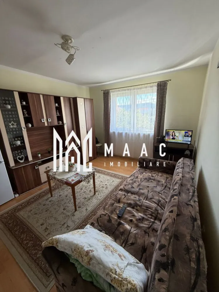 Garsonieră mobilată și luminoasă | Henry Coandă | Etaj 1 - MAAC Imobiliare vă propune spre vânzare o garsonieră cochetă și luminoasă, situată în zona Lazaret din Sibiu, pe strada Henry Coandă, într-o zonă apreciată pentru accesibilitate și conexiunile rapide către punctele de interes ale orașului. Proprietatea este ideală atât pentru locuit, cât și pentru investiție, datorită poziționării avantajoase, costurilor reduse de întreținere și faptului că se vinde complet mobilată și utilată.

Garsoniera este amplasată la etajul 1 al unui bloc izolat termic și beneficiază de o poziționare excelentă pe mijloc, oferind un confort termic foarte bun pe tot parcursul anului. Expunerea sudică asigură lumină naturală și soare pe întreaga durată a zilei, creând un ambient plăcut și primitor.

Locuința are o suprafață utilă de 21 mp și o suprafață construită de 25 mp, fiind compartimentată eficient pentru a valorifica fiecare spațiu disponibil.

Compartimentare:
-Cameră luminoasă
-Chicinetă
-Baie cu cabină de duș

Garsoniera se vinde complet mobilată și utilată, fiind pregătită pentru mutare imediată, fără necesitatea unor investiții suplimentare. Proprietatea este potrivită pentru persoane care caută o locuință practică în Sibiu, dar și pentru investitori interesați de o proprietate ușor de închiriat într-o zonă accesibilă.

Dotări și beneficii:
-Bloc izolat termic
-Expunere sudică
-Poziționare pe mijloc
-Costuri reduse de întreținere
-Încălzire pe curent
-Posibilitate instalare centrală proprie
-Gaz disponibil la ușă
-Complet mobilată și utilată
-Etaj 1

Zona Lazaret oferă acces rapid către magazine, mijloace de transport, zone comerciale și alte facilități importante ale orașului, fiind o alegere foarte bună pentru cei care își doresc confort și accesibilitate într-o zonă bine conectată din Sibiu.

Pentru mai multe detalii vă rugăm să precizați telefonic că ați văzut anunțul cu CP3094049.