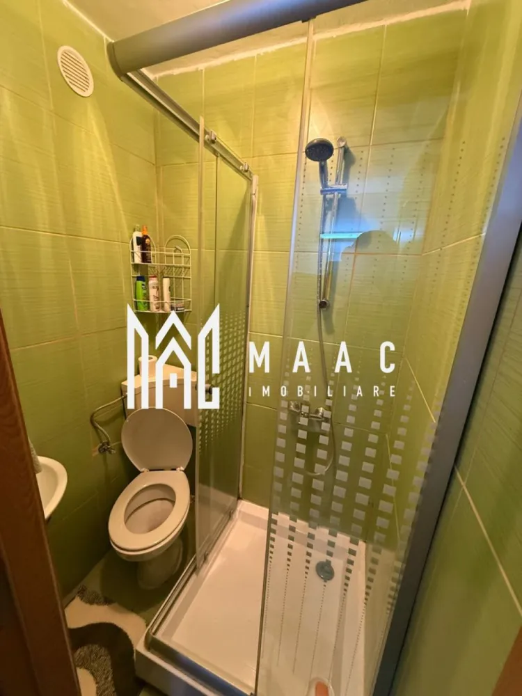 Garsonieră mobilată și luminoasă | Henry Coandă | Etaj 1 - MAAC Imobiliare vă propune spre vânzare o garsonieră cochetă și luminoasă, situată în zona Lazaret din Sibiu, pe strada Henry Coandă, într-o zonă apreciată pentru accesibilitate și conexiunile rapide către punctele de interes ale orașului. Proprietatea este ideală atât pentru locuit, cât și pentru investiție, datorită poziționării avantajoase, costurilor reduse de întreținere și faptului că se vinde complet mobilată și utilată.

Garsoniera este amplasată la etajul 1 al unui bloc izolat termic și beneficiază de o poziționare excelentă pe mijloc, oferind un confort termic foarte bun pe tot parcursul anului. Expunerea sudică asigură lumină naturală și soare pe întreaga durată a zilei, creând un ambient plăcut și primitor.

Locuința are o suprafață utilă de 21 mp și o suprafață construită de 25 mp, fiind compartimentată eficient pentru a valorifica fiecare spațiu disponibil.

Compartimentare:
-Cameră luminoasă
-Chicinetă
-Baie cu cabină de duș

Garsoniera se vinde complet mobilată și utilată, fiind pregătită pentru mutare imediată, fără necesitatea unor investiții suplimentare. Proprietatea este potrivită pentru persoane care caută o locuință practică în Sibiu, dar și pentru investitori interesați de o proprietate ușor de închiriat într-o zonă accesibilă.

Dotări și beneficii:
-Bloc izolat termic
-Expunere sudică
-Poziționare pe mijloc
-Costuri reduse de întreținere
-Încălzire pe curent
-Posibilitate instalare centrală proprie
-Gaz disponibil la ușă
-Complet mobilată și utilată
-Etaj 1

Zona Lazaret oferă acces rapid către magazine, mijloace de transport, zone comerciale și alte facilități importante ale orașului, fiind o alegere foarte bună pentru cei care își doresc confort și accesibilitate într-o zonă bine conectată din Sibiu.

Pentru mai multe detalii vă rugăm să precizați telefonic că ați văzut anunțul cu CP3094049.