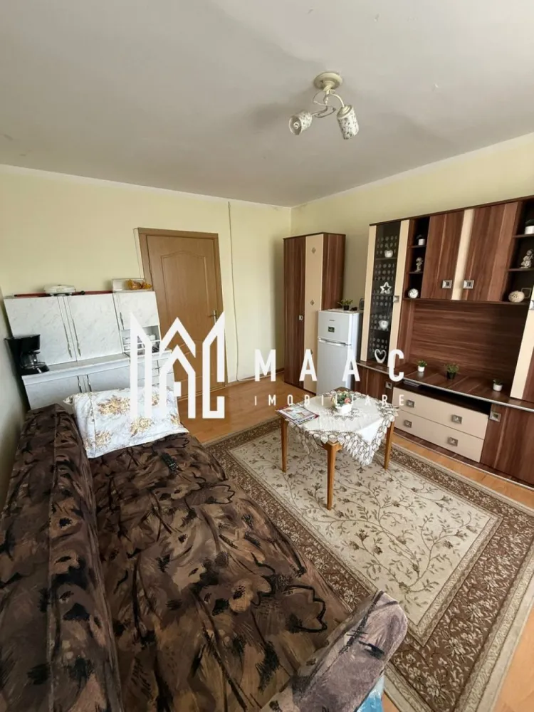 Garsonieră mobilată și luminoasă | Henry Coandă | Etaj 1 - MAAC Imobiliare vă propune spre vânzare o garsonieră cochetă și luminoasă, situată în zona Lazaret din Sibiu, pe strada Henry Coandă, într-o zonă apreciată pentru accesibilitate și conexiunile rapide către punctele de interes ale orașului. Proprietatea este ideală atât pentru locuit, cât și pentru investiție, datorită poziționării avantajoase, costurilor reduse de întreținere și faptului că se vinde complet mobilată și utilată.

Garsoniera este amplasată la etajul 1 al unui bloc izolat termic și beneficiază de o poziționare excelentă pe mijloc, oferind un confort termic foarte bun pe tot parcursul anului. Expunerea sudică asigură lumină naturală și soare pe întreaga durată a zilei, creând un ambient plăcut și primitor.

Locuința are o suprafață utilă de 21 mp și o suprafață construită de 25 mp, fiind compartimentată eficient pentru a valorifica fiecare spațiu disponibil.

Compartimentare:
-Cameră luminoasă
-Chicinetă
-Baie cu cabină de duș

Garsoniera se vinde complet mobilată și utilată, fiind pregătită pentru mutare imediată, fără necesitatea unor investiții suplimentare. Proprietatea este potrivită pentru persoane care caută o locuință practică în Sibiu, dar și pentru investitori interesați de o proprietate ușor de închiriat într-o zonă accesibilă.

Dotări și beneficii:
-Bloc izolat termic
-Expunere sudică
-Poziționare pe mijloc
-Costuri reduse de întreținere
-Încălzire pe curent
-Posibilitate instalare centrală proprie
-Gaz disponibil la ușă
-Complet mobilată și utilată
-Etaj 1

Zona Lazaret oferă acces rapid către magazine, mijloace de transport, zone comerciale și alte facilități importante ale orașului, fiind o alegere foarte bună pentru cei care își doresc confort și accesibilitate într-o zonă bine conectată din Sibiu.

Pentru mai multe detalii vă rugăm să precizați telefonic că ați văzut anunțul cu CP3094049.