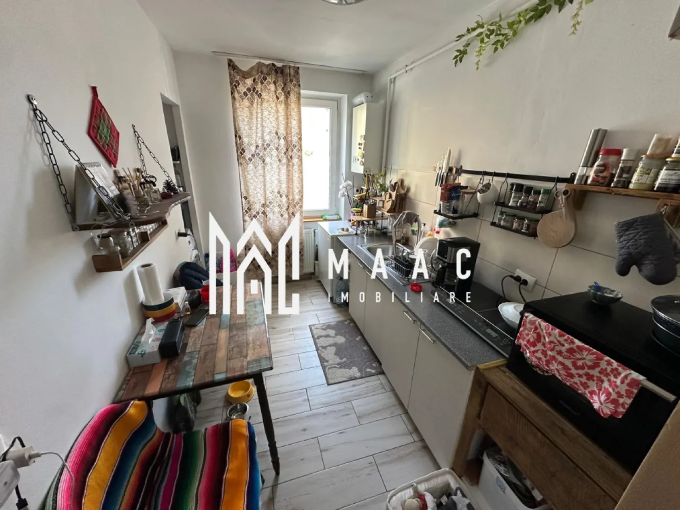 Apartament | 2 camere | Parter | Terezian - MAAC Imobiliare vă propune spre vânzare un apartament cu 2 camere situat în cartierul Terezian din Sibiu, la parterul unui imobil bine întreținut. Proprietatea este ideală atât pentru locuință personală, cât și pentru investiție, datorită poziționării într-o zonă liniștită, cu acces rapid către principalele puncte de interes ale orașului.

Apartamentul are o suprafață utilă de 54 mp și este compartimentat eficient pentru a oferi confort și funcționalitate. Locuința se vinde complet mobilată și utilată, fiind pregătită pentru mutare imediată.

Living spațios și luminos
Dormitor confortabil
Bucătărie separată, complet echipată
Baie
Hol

Poziționarea la parter oferă acces facil, fiind o alegere practică pentru toate categoriile de cumpărători. Zona Terezian este apreciată pentru accesibilitate și pentru proximitatea față de magazine, școli, stații de transport în comun și alte facilități necesare unui stil de viață confortabil.

Apartamentul reprezintă o oportunitate foarte bună pentru cei care caută o locuință funcțională într-o zonă bine conectată din Sibiu sau pentru investitorii interesați de achiziția unei proprietăți ușor de închiriat.

Pentru mai multe detalii și programarea unei vizionări, vă rugăm să precizați telefonic că ați văzut anunțul cu CP3094131.