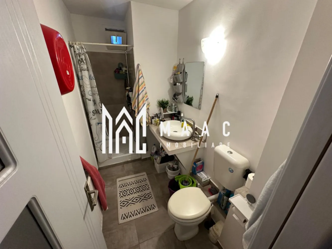 Apartament | 2 camere | Parter | Terezian - MAAC Imobiliare vă propune spre vânzare un apartament cu 2 camere situat în cartierul Terezian din Sibiu, la parterul unui imobil bine întreținut. Proprietatea este ideală atât pentru locuință personală, cât și pentru investiție, datorită poziționării într-o zonă liniștită, cu acces rapid către principalele puncte de interes ale orașului.

Apartamentul are o suprafață utilă de 54 mp și este compartimentat eficient pentru a oferi confort și funcționalitate. Locuința se vinde complet mobilată și utilată, fiind pregătită pentru mutare imediată.

Living spațios și luminos
Dormitor confortabil
Bucătărie separată, complet echipată
Baie
Hol

Poziționarea la parter oferă acces facil, fiind o alegere practică pentru toate categoriile de cumpărători. Zona Terezian este apreciată pentru accesibilitate și pentru proximitatea față de magazine, școli, stații de transport în comun și alte facilități necesare unui stil de viață confortabil.

Apartamentul reprezintă o oportunitate foarte bună pentru cei care caută o locuință funcțională într-o zonă bine conectată din Sibiu sau pentru investitorii interesați de achiziția unei proprietăți ușor de închiriat.

Pentru mai multe detalii și programarea unei vizionări, vă rugăm să precizați telefonic că ați văzut anunțul cu CP3094131.