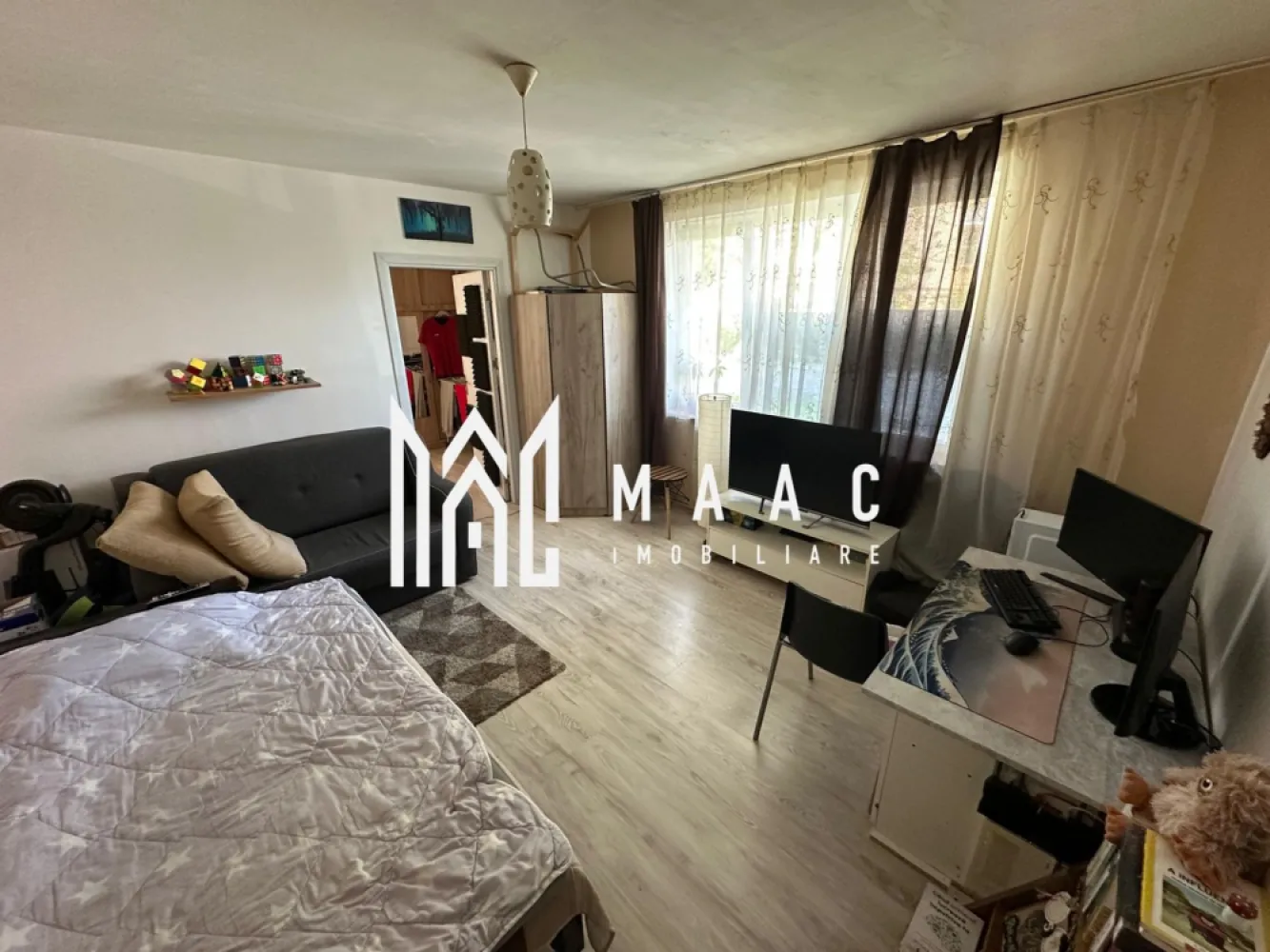 Apartament | 2 camere | Parter | Terezian - MAAC Imobiliare vă propune spre vânzare un apartament cu 2 camere situat în cartierul Terezian din Sibiu, la parterul unui imobil bine întreținut. Proprietatea este ideală atât pentru locuință personală, cât și pentru investiție, datorită poziționării într-o zonă liniștită, cu acces rapid către principalele puncte de interes ale orașului.

Apartamentul are o suprafață utilă de 54 mp și este compartimentat eficient pentru a oferi confort și funcționalitate. Locuința se vinde complet mobilată și utilată, fiind pregătită pentru mutare imediată.

Living spațios și luminos
Dormitor confortabil
Bucătărie separată, complet echipată
Baie
Hol

Poziționarea la parter oferă acces facil, fiind o alegere practică pentru toate categoriile de cumpărători. Zona Terezian este apreciată pentru accesibilitate și pentru proximitatea față de magazine, școli, stații de transport în comun și alte facilități necesare unui stil de viață confortabil.

Apartamentul reprezintă o oportunitate foarte bună pentru cei care caută o locuință funcțională într-o zonă bine conectată din Sibiu sau pentru investitorii interesați de achiziția unei proprietăți ușor de închiriat.

Pentru mai multe detalii și programarea unei vizionări, vă rugăm să precizați telefonic că ați văzut anunțul cu CP3094131.