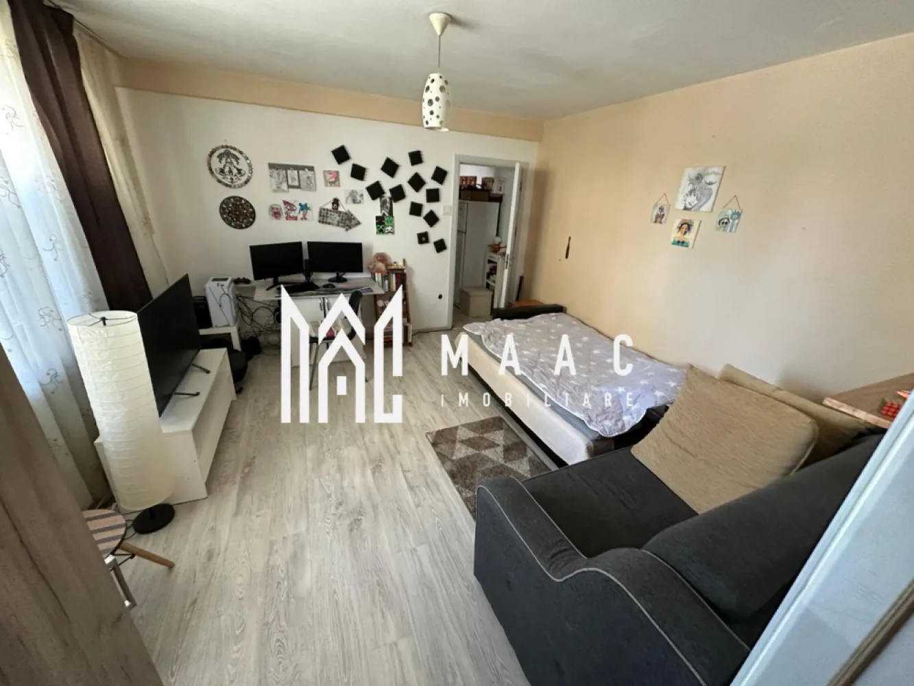 Apartament | 2 camere | Parter | Terezian - MAAC Imobiliare vă propune spre vânzare un apartament cu 2 camere situat în cartierul Terezian din Sibiu, la parterul unui imobil bine întreținut. Proprietatea este ideală atât pentru locuință personală, cât și pentru investiție, datorită poziționării într-o zonă liniștită, cu acces rapid către principalele puncte de interes ale orașului.

Apartamentul are o suprafață utilă de 54 mp și este compartimentat eficient pentru a oferi confort și funcționalitate. Locuința se vinde complet mobilată și utilată, fiind pregătită pentru mutare imediată.

Living spațios și luminos
Dormitor confortabil
Bucătărie separată, complet echipată
Baie
Hol

Poziționarea la parter oferă acces facil, fiind o alegere practică pentru toate categoriile de cumpărători. Zona Terezian este apreciată pentru accesibilitate și pentru proximitatea față de magazine, școli, stații de transport în comun și alte facilități necesare unui stil de viață confortabil.

Apartamentul reprezintă o oportunitate foarte bună pentru cei care caută o locuință funcțională într-o zonă bine conectată din Sibiu sau pentru investitorii interesați de achiziția unei proprietăți ușor de închiriat.

Pentru mai multe detalii și programarea unei vizionări, vă rugăm să precizați telefonic că ați văzut anunțul cu CP3094131.