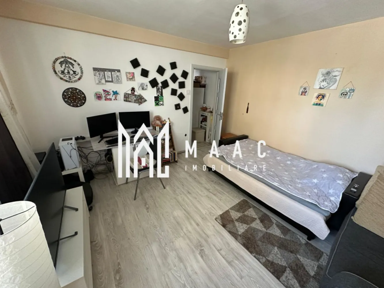 Apartament | 2 camere | Parter | Terezian - MAAC Imobiliare vă propune spre vânzare un apartament cu 2 camere situat în cartierul Terezian din Sibiu, la parterul unui imobil bine întreținut. Proprietatea este ideală atât pentru locuință personală, cât și pentru investiție, datorită poziționării într-o zonă liniștită, cu acces rapid către principalele puncte de interes ale orașului.

Apartamentul are o suprafață utilă de 54 mp și este compartimentat eficient pentru a oferi confort și funcționalitate. Locuința se vinde complet mobilată și utilată, fiind pregătită pentru mutare imediată.

Living spațios și luminos
Dormitor confortabil
Bucătărie separată, complet echipată
Baie
Hol

Poziționarea la parter oferă acces facil, fiind o alegere practică pentru toate categoriile de cumpărători. Zona Terezian este apreciată pentru accesibilitate și pentru proximitatea față de magazine, școli, stații de transport în comun și alte facilități necesare unui stil de viață confortabil.

Apartamentul reprezintă o oportunitate foarte bună pentru cei care caută o locuință funcțională într-o zonă bine conectată din Sibiu sau pentru investitorii interesați de achiziția unei proprietăți ușor de închiriat.

Pentru mai multe detalii și programarea unei vizionări, vă rugăm să precizați telefonic că ați văzut anunțul cu CP3094131.