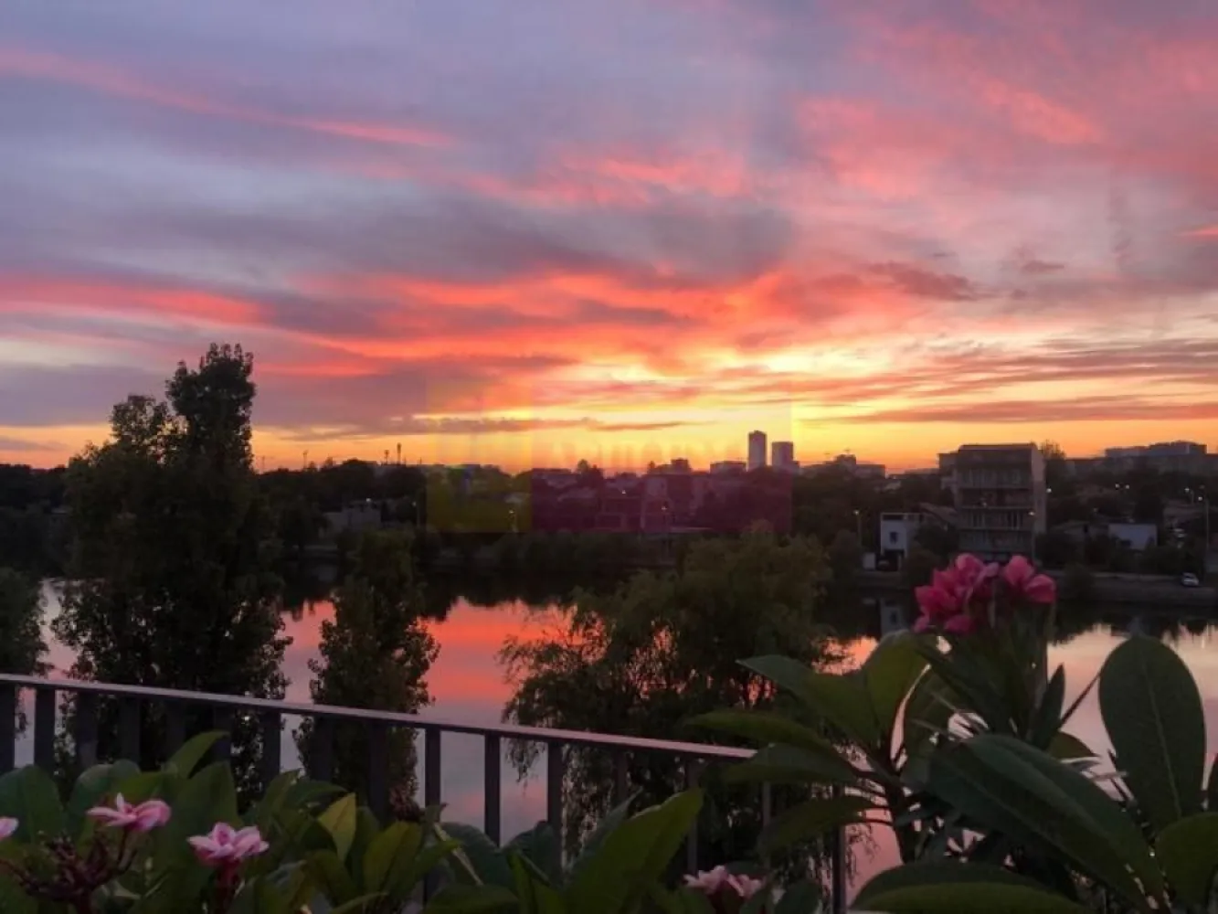 Vanzare ap. 3 cam. cu vedere panoramica pe malul lacului Plumbuita, - Agentia Imobiliara Apulum 94, va propune 
De vanzare apartament cu 3 camere situat pe malul lacului Plumbuita in cartierul Colentina. 
Este situat la etajul 3 retras intr-o cladire de 3 etaje cu cate 2 apartamente pe nivel. Are o suprafata totala de 107,23 mp cu o suprafata utila de 75,48 mp si terasa panoramica (spectaculoasa) de 31,75 mp cu orientare spre vest.
Apartamentul se vinde complet mobilat si utilat (inclusiv electrocasnice, vesela etc) si include in pret un garaj si o boxa situate la subsol. 

Dotari si finisaje:
- incalzire in pardoseala
- masina de spalat cu uscator
- masina de spalat vase
- ⁠hota telescopica
- ⁠combina frigorifica
- ⁠plita cu inductie si cuptor electric
- ⁠blat si contrablat din marmura 
- ⁠aer conditionat in fiecare camera
- ⁠parchet din lemn triplustratificat 
- ⁠pardoseala din marmura (bucatarie si baia mare), ardezie (baia mica) si granit (terasa)
- ⁠usi filomuro
- ⁠semineu bioetanol in living
- multiple spatii de depozitare
Atuuri:
- apusuri spectaculoase 
- zona cu foarte multa liniste si verdeata, practic este localizat in parcul Plumbuita 
- ⁠living cu suprafata vitrata foarte mare
-finisaje de calitate

Comision 0% de la cumparator