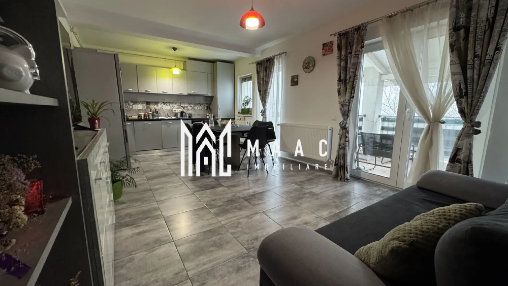 Apartament 5 camere I 106 mp I 2 terase I Vedere spre munți I Arhitecților - MAAC Imobiliare vă propune spre vânzare un apartament deosebit cu 5 camere, terase generoase și vedere panoramică – Cartierul Arhitecților / Calea Cisnădiei

Suprafață utilă: 106 mp
Terase: 2 terase însumând 15 mp
Compartimentare: 5 camere – 4 dormitoare + living open space cu bucătărie
Băi: 2 (cadă + cabină de duș)
Regim de înălțime: etaj 1/1
Imobil: vilă cu doar 4 apartamente
Parcare: 1 loc de parcare inclus
Orientare: sudică
Stare: complet mobilat și utilat

Zona de zi este compusă dintr-un living open space cu bucătăria, ideal pentru activitățile de zi cu zi și pentru socializare. Apartamentul dispune de 4 dormitoare, oferind multiple posibilități de amenajare, precum și de două băi moderne, una dotată cu cadă, cealaltă cu cabină de duș.

Unul dintre punctele forte ale proprietății îl reprezintă cele două terase generoase de 35 mp, cu orientare sudică. De pe ambele terase se poate admira răsăritul și o panoramă deschisă către munți, oferind un peisaj natural deosebit și o atmosferă relaxantă. Lumina naturală este prezentă pe tot parcursul zilei.

Apartamentul este situat la etajul superior al unei vile cu doar 4 unități locative, ceea ce asigură intimitate, liniște și un confort sporit.
Proprietatea este amplasată într-o zonă rezidențială bine dezvoltată, cu acces facil către punctele de interes ale orașului.

Beneficii ale zonei:
Transport public în imediata apropiere
Stații de autobuz la câteva minute de mers pe jos
Acces rapid către centre comerciale importante: LIDL și Kaufland
Apropiere de grădinițe și facilități educaționale
Zonă liniștită, potrivită pentru familii, fiind un apartament premium într-o zonă în plină dezvoltare.

Pentru detalii suplimentare, consultanță sau programarea unei vizionări, va rugăm să ne contactati specificand ID: CP2861376.