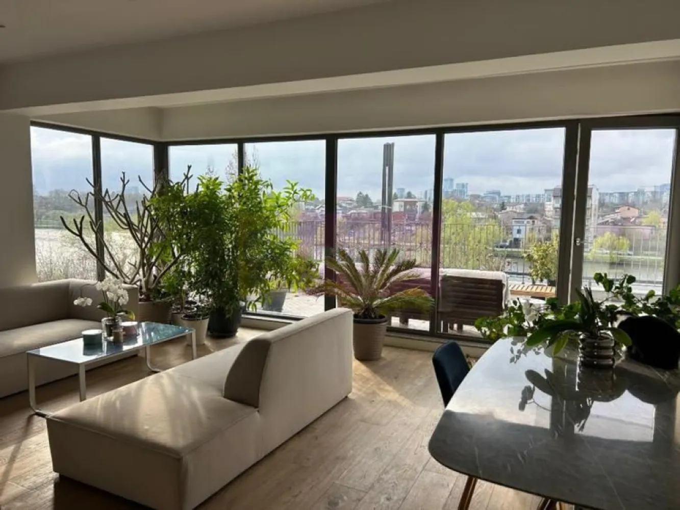 Vanzare ap. 3 cam. cu vedere panoramica pe malul lacului Plumbuita, - Agentia Imobiliara Apulum 94, va propune 
De vanzare apartament cu 3 camere situat pe malul lacului Plumbuita in cartierul Colentina. 
Este situat la etajul 3 retras intr-o cladire de 3 etaje cu cate 2 apartamente pe nivel. Are o suprafata totala de 107,23 mp cu o suprafata utila de 75,48 mp si terasa panoramica (spectaculoasa) de 31,75 mp cu orientare spre vest.
Apartamentul se vinde complet mobilat si utilat (inclusiv electrocasnice, vesela etc) si include in pret un garaj si o boxa situate la subsol. 

Dotari si finisaje:
- incalzire in pardoseala
- masina de spalat cu uscator
- masina de spalat vase
- ⁠hota telescopica
- ⁠combina frigorifica
- ⁠plita cu inductie si cuptor electric
- ⁠blat si contrablat din marmura 
- ⁠aer conditionat in fiecare camera
- ⁠parchet din lemn triplustratificat 
- ⁠pardoseala din marmura (bucatarie si baia mare), ardezie (baia mica) si granit (terasa)
- ⁠usi filomuro
- ⁠semineu bioetanol in living
- multiple spatii de depozitare
Atuuri:
- apusuri spectaculoase 
- zona cu foarte multa liniste si verdeata, practic este localizat in parcul Plumbuita 
- ⁠living cu suprafata vitrata foarte mare
-finisaje de calitate

Comision 0% de la cumparator