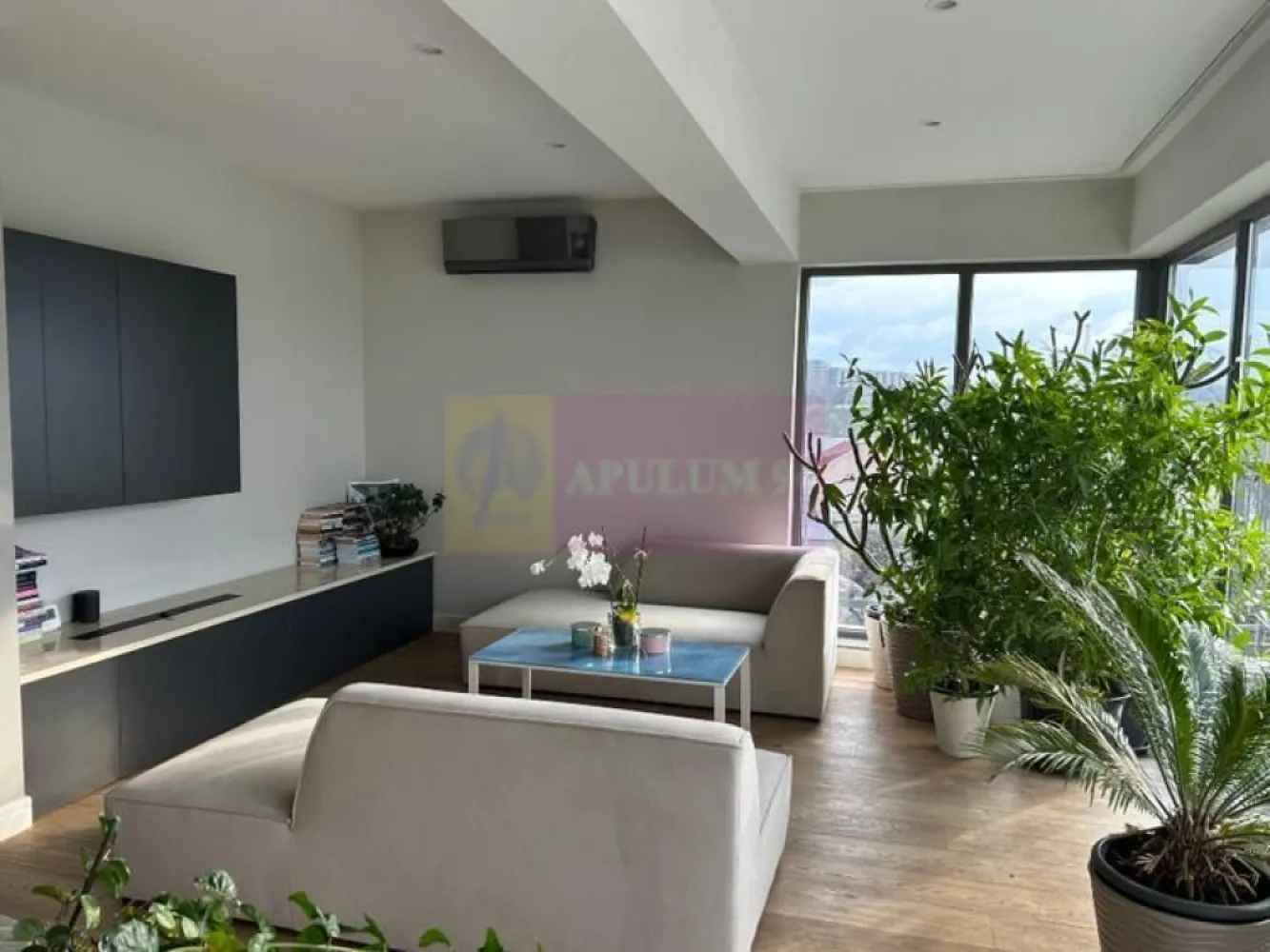 Vanzare ap. 3 cam. cu vedere panoramica pe malul lacului Plumbuita, - Agentia Imobiliara Apulum 94, va propune 
De vanzare apartament cu 3 camere situat pe malul lacului Plumbuita in cartierul Colentina. 
Este situat la etajul 3 retras intr-o cladire de 3 etaje cu cate 2 apartamente pe nivel. Are o suprafata totala de 107,23 mp cu o suprafata utila de 75,48 mp si terasa panoramica (spectaculoasa) de 31,75 mp cu orientare spre vest.
Apartamentul se vinde complet mobilat si utilat (inclusiv electrocasnice, vesela etc) si include in pret un garaj si o boxa situate la subsol. 

Dotari si finisaje:
- incalzire in pardoseala
- masina de spalat cu uscator
- masina de spalat vase
- ⁠hota telescopica
- ⁠combina frigorifica
- ⁠plita cu inductie si cuptor electric
- ⁠blat si contrablat din marmura 
- ⁠aer conditionat in fiecare camera
- ⁠parchet din lemn triplustratificat 
- ⁠pardoseala din marmura (bucatarie si baia mare), ardezie (baia mica) si granit (terasa)
- ⁠usi filomuro
- ⁠semineu bioetanol in living
- multiple spatii de depozitare
Atuuri:
- apusuri spectaculoase 
- zona cu foarte multa liniste si verdeata, practic este localizat in parcul Plumbuita 
- ⁠living cu suprafata vitrata foarte mare
-finisaje de calitate

Comision 0% de la cumparator