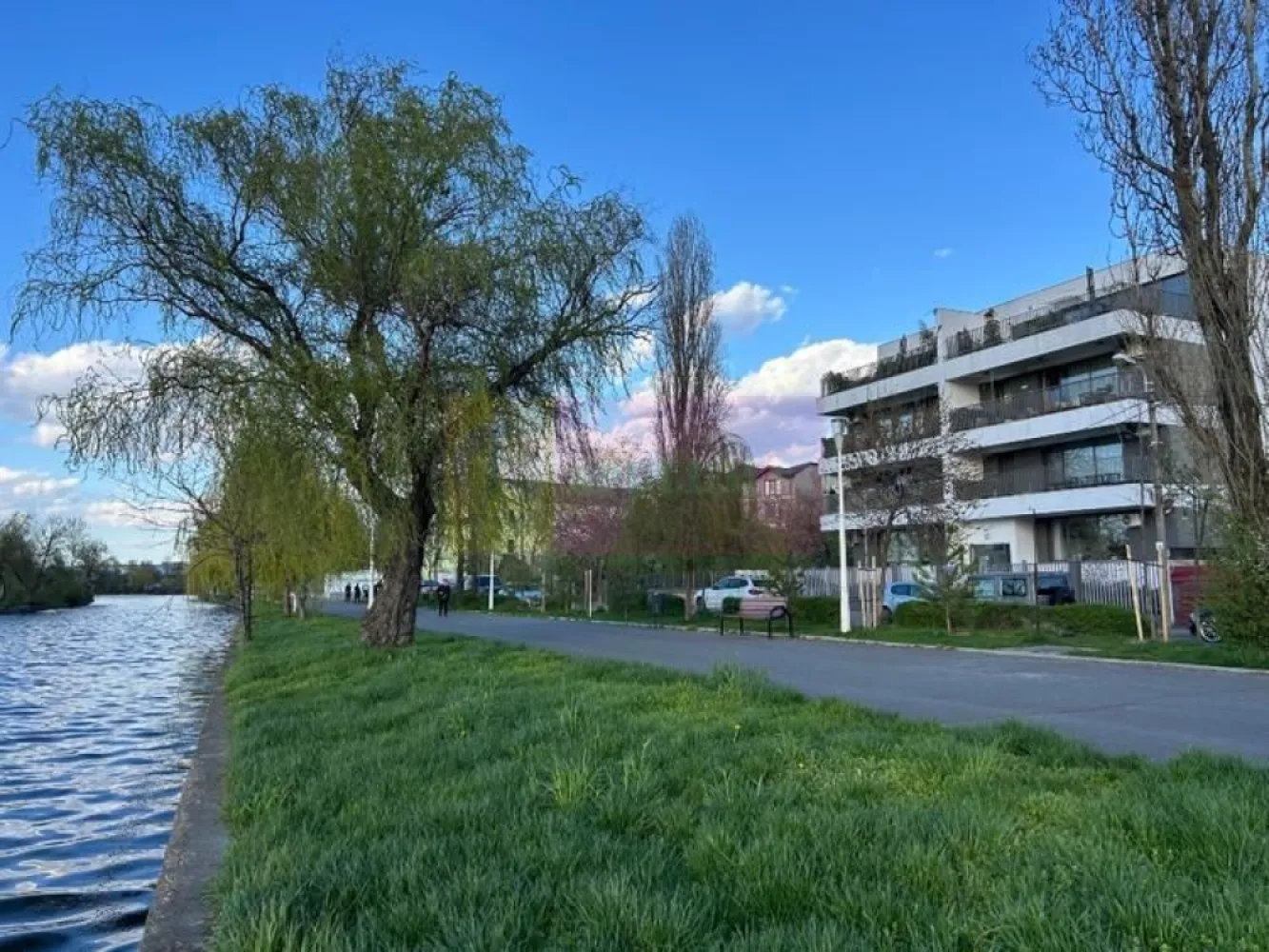 Vanzare ap. 3 cam. cu vedere panoramica pe malul lacului Plumbuita, - Agentia Imobiliara Apulum 94, va propune 
De vanzare apartament cu 3 camere situat pe malul lacului Plumbuita in cartierul Colentina. 
Este situat la etajul 3 retras intr-o cladire de 3 etaje cu cate 2 apartamente pe nivel. Are o suprafata totala de 107,23 mp cu o suprafata utila de 75,48 mp si terasa panoramica (spectaculoasa) de 31,75 mp cu orientare spre vest.
Apartamentul se vinde complet mobilat si utilat (inclusiv electrocasnice, vesela etc) si include in pret un garaj si o boxa situate la subsol. 

Dotari si finisaje:
- incalzire in pardoseala
- masina de spalat cu uscator
- masina de spalat vase
- ⁠hota telescopica
- ⁠combina frigorifica
- ⁠plita cu inductie si cuptor electric
- ⁠blat si contrablat din marmura 
- ⁠aer conditionat in fiecare camera
- ⁠parchet din lemn triplustratificat 
- ⁠pardoseala din marmura (bucatarie si baia mare), ardezie (baia mica) si granit (terasa)
- ⁠usi filomuro
- ⁠semineu bioetanol in living
- multiple spatii de depozitare
Atuuri:
- apusuri spectaculoase 
- zona cu foarte multa liniste si verdeata, practic este localizat in parcul Plumbuita 
- ⁠living cu suprafata vitrata foarte mare
-finisaje de calitate

Comision 0% de la cumparator