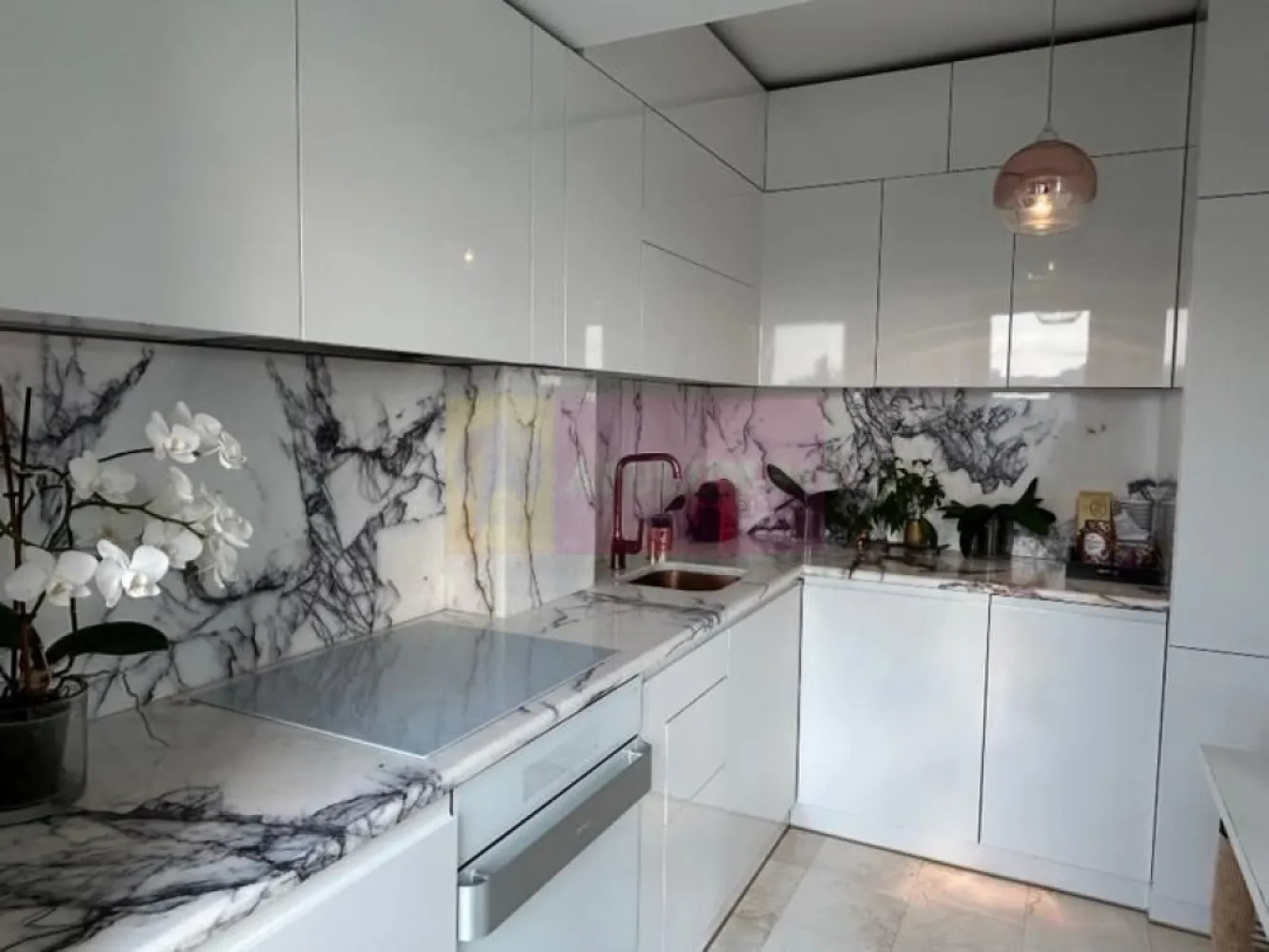 Vanzare ap. 3 cam. cu vedere panoramica pe malul lacului Plumbuita, - Agentia Imobiliara Apulum 94, va propune 
De vanzare apartament cu 3 camere situat pe malul lacului Plumbuita in cartierul Colentina. 
Este situat la etajul 3 retras intr-o cladire de 3 etaje cu cate 2 apartamente pe nivel. Are o suprafata totala de 107,23 mp cu o suprafata utila de 75,48 mp si terasa panoramica (spectaculoasa) de 31,75 mp cu orientare spre vest.
Apartamentul se vinde complet mobilat si utilat (inclusiv electrocasnice, vesela etc) si include in pret un garaj si o boxa situate la subsol. 

Dotari si finisaje:
- incalzire in pardoseala
- masina de spalat cu uscator
- masina de spalat vase
- ⁠hota telescopica
- ⁠combina frigorifica
- ⁠plita cu inductie si cuptor electric
- ⁠blat si contrablat din marmura 
- ⁠aer conditionat in fiecare camera
- ⁠parchet din lemn triplustratificat 
- ⁠pardoseala din marmura (bucatarie si baia mare), ardezie (baia mica) si granit (terasa)
- ⁠usi filomuro
- ⁠semineu bioetanol in living
- multiple spatii de depozitare
Atuuri:
- apusuri spectaculoase 
- zona cu foarte multa liniste si verdeata, practic este localizat in parcul Plumbuita 
- ⁠living cu suprafata vitrata foarte mare
-finisaje de calitate

Comision 0% de la cumparator