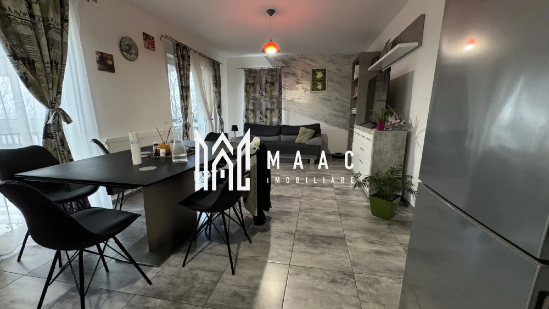Apartament 5 camere I 106 mp I 2 terase I Vedere spre munți I Arhitecților - MAAC Imobiliare vă propune spre vânzare un apartament deosebit cu 5 camere, terase generoase și vedere panoramică – Cartierul Arhitecților / Calea Cisnădiei

Suprafață utilă: 106 mp
Terase: 2 terase însumând 15 mp
Compartimentare: 5 camere – 4 dormitoare + living open space cu bucătărie
Băi: 2 (cadă + cabină de duș)
Regim de înălțime: etaj 1/1
Imobil: vilă cu doar 4 apartamente
Parcare: 1 loc de parcare inclus
Orientare: sudică
Stare: complet mobilat și utilat

Zona de zi este compusă dintr-un living open space cu bucătăria, ideal pentru activitățile de zi cu zi și pentru socializare. Apartamentul dispune de 4 dormitoare, oferind multiple posibilități de amenajare, precum și de două băi moderne, una dotată cu cadă, cealaltă cu cabină de duș.

Unul dintre punctele forte ale proprietății îl reprezintă cele două terase generoase de 35 mp, cu orientare sudică. De pe ambele terase se poate admira răsăritul și o panoramă deschisă către munți, oferind un peisaj natural deosebit și o atmosferă relaxantă. Lumina naturală este prezentă pe tot parcursul zilei.

Apartamentul este situat la etajul superior al unei vile cu doar 4 unități locative, ceea ce asigură intimitate, liniște și un confort sporit.
Proprietatea este amplasată într-o zonă rezidențială bine dezvoltată, cu acces facil către punctele de interes ale orașului.

Beneficii ale zonei:
Transport public în imediata apropiere
Stații de autobuz la câteva minute de mers pe jos
Acces rapid către centre comerciale importante: LIDL și Kaufland
Apropiere de grădinițe și facilități educaționale
Zonă liniștită, potrivită pentru familii, fiind un apartament premium într-o zonă în plină dezvoltare.

Pentru detalii suplimentare, consultanță sau programarea unei vizionări, va rugăm să ne contactati specificand ID: CP2861376.