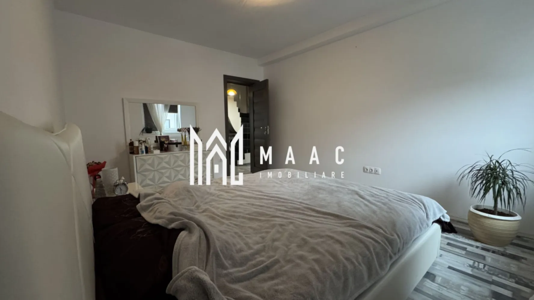 Apartament 5 camere I 106 mp I 2 terase I Vedere spre munți I Arhitecților - MAAC Imobiliare vă propune spre vânzare un apartament deosebit cu 5 camere, terase generoase și vedere panoramică – Cartierul Arhitecților / Calea Cisnădiei

Suprafață utilă: 106 mp
Terase: 2 terase însumând 15 mp
Compartimentare: 5 camere – 4 dormitoare + living open space cu bucătărie
Băi: 2 (cadă + cabină de duș)
Regim de înălțime: etaj 1/1
Imobil: vilă cu doar 4 apartamente
Parcare: 1 loc de parcare inclus
Orientare: sudică
Stare: complet mobilat și utilat

Zona de zi este compusă dintr-un living open space cu bucătăria, ideal pentru activitățile de zi cu zi și pentru socializare. Apartamentul dispune de 4 dormitoare, oferind multiple posibilități de amenajare, precum și de două băi moderne, una dotată cu cadă, cealaltă cu cabină de duș.

Unul dintre punctele forte ale proprietății îl reprezintă cele două terase generoase de 35 mp, cu orientare sudică. De pe ambele terase se poate admira răsăritul și o panoramă deschisă către munți, oferind un peisaj natural deosebit și o atmosferă relaxantă. Lumina naturală este prezentă pe tot parcursul zilei.

Apartamentul este situat la etajul superior al unei vile cu doar 4 unități locative, ceea ce asigură intimitate, liniște și un confort sporit.
Proprietatea este amplasată într-o zonă rezidențială bine dezvoltată, cu acces facil către punctele de interes ale orașului.

Beneficii ale zonei:
Transport public în imediata apropiere
Stații de autobuz la câteva minute de mers pe jos
Acces rapid către centre comerciale importante: LIDL și Kaufland
Apropiere de grădinițe și facilități educaționale
Zonă liniștită, potrivită pentru familii, fiind un apartament premium într-o zonă în plină dezvoltare.

Pentru detalii suplimentare, consultanță sau programarea unei vizionări, va rugăm să ne contactati specificand ID: CP2861376.