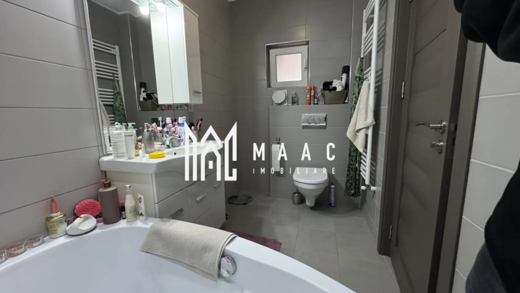 Apartament 5 camere I 106 mp I 2 terase I Vedere spre munți I Arhitecților - MAAC Imobiliare vă propune spre vânzare un apartament deosebit cu 5 camere, terase generoase și vedere panoramică – Cartierul Arhitecților / Calea Cisnădiei

Suprafață utilă: 106 mp
Terase: 2 terase însumând 15 mp
Compartimentare: 5 camere – 4 dormitoare + living open space cu bucătărie
Băi: 2 (cadă + cabină de duș)
Regim de înălțime: etaj 1/1
Imobil: vilă cu doar 4 apartamente
Parcare: 1 loc de parcare inclus
Orientare: sudică
Stare: complet mobilat și utilat

Zona de zi este compusă dintr-un living open space cu bucătăria, ideal pentru activitățile de zi cu zi și pentru socializare. Apartamentul dispune de 4 dormitoare, oferind multiple posibilități de amenajare, precum și de două băi moderne, una dotată cu cadă, cealaltă cu cabină de duș.

Unul dintre punctele forte ale proprietății îl reprezintă cele două terase generoase de 35 mp, cu orientare sudică. De pe ambele terase se poate admira răsăritul și o panoramă deschisă către munți, oferind un peisaj natural deosebit și o atmosferă relaxantă. Lumina naturală este prezentă pe tot parcursul zilei.

Apartamentul este situat la etajul superior al unei vile cu doar 4 unități locative, ceea ce asigură intimitate, liniște și un confort sporit.
Proprietatea este amplasată într-o zonă rezidențială bine dezvoltată, cu acces facil către punctele de interes ale orașului.

Beneficii ale zonei:
Transport public în imediata apropiere
Stații de autobuz la câteva minute de mers pe jos
Acces rapid către centre comerciale importante: LIDL și Kaufland
Apropiere de grădinițe și facilități educaționale
Zonă liniștită, potrivită pentru familii, fiind un apartament premium într-o zonă în plină dezvoltare.

Pentru detalii suplimentare, consultanță sau programarea unei vizionări, va rugăm să ne contactati specificand ID: CP2861376.