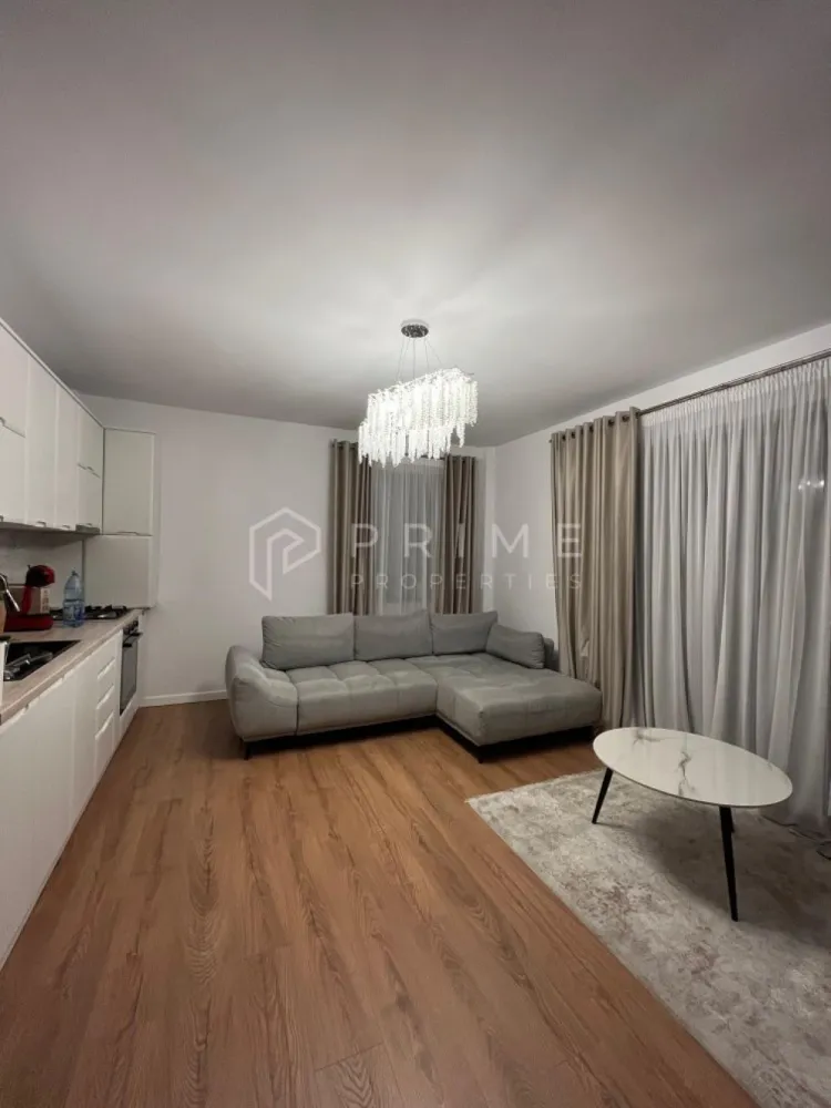 Apartament modern 3 cam Lavandei Residence Livezeni MS - Vă prezentăm spre vânzare un apartament modern cu 3 camere, bloc nou cu lift și parcare privată în Lavandei Residence Livezeni MS.
Dacă visezi la un apartament luminos, modern și amplasat într-o zonă liniștită, dar aproape de oraș, acest apartament din Comuna Livezeni este alegerea ideală!
Apartamentul se vinde mobilat si utilat cu mobilier pe comanda de la Netfront si Mobexpert, ideal pentru cei care își doresc să se mute imediat.
Situat la etajul 2 din 3 într-un bloc nou cu lift, apartamentul are o suprafață totală de 65 mp și o compartimentare practică, perfectă pentru confortul zilnic:
- Living cu bucătărie open-space,
- 2 dormitoare,
- 1 baie,
- Balcon spațios
Avantaje cheie:
- Bloc nou, cu lift și finisaje moderne
- Etaj intermediar (2 din 3)
- Lumină naturală din abundență
- Zonă liniștită, aer curat, aproape de Târgu Mureș
- Ideal pentru familii tinere sau investiție

Promisiunea Prime Properties:
Vă oferim siguranță, transparență și servicii impecabile pe tot parcursul drumului către casa ideală. Dacă această proprietate nu corespunde nevoilor dumneavoastră, lăsați-ne să găsim alternativa potrivită stilului dumneavoastră de viață.
Pentru informații suplimentare și programarea unei vizionări, vă rugăm să ne contactați.
Comision 0% pentru cumpărători