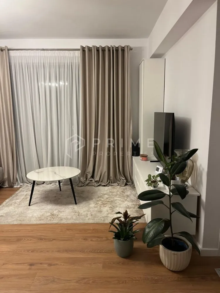 Apartament modern 3 cam Lavandei Residence Livezeni MS - Vă prezentăm spre vânzare un apartament modern cu 3 camere, bloc nou cu lift și parcare privată în Lavandei Residence Livezeni MS.
Dacă visezi la un apartament luminos, modern și amplasat într-o zonă liniștită, dar aproape de oraș, acest apartament din Comuna Livezeni este alegerea ideală!
Apartamentul se vinde mobilat si utilat cu mobilier pe comanda de la Netfront si Mobexpert, ideal pentru cei care își doresc să se mute imediat.
Situat la etajul 2 din 3 într-un bloc nou cu lift, apartamentul are o suprafață totală de 65 mp și o compartimentare practică, perfectă pentru confortul zilnic:
- Living cu bucătărie open-space,
- 2 dormitoare,
- 1 baie,
- Balcon spațios
Avantaje cheie:
- Bloc nou, cu lift și finisaje moderne
- Etaj intermediar (2 din 3)
- Lumină naturală din abundență
- Zonă liniștită, aer curat, aproape de Târgu Mureș
- Ideal pentru familii tinere sau investiție

Promisiunea Prime Properties:
Vă oferim siguranță, transparență și servicii impecabile pe tot parcursul drumului către casa ideală. Dacă această proprietate nu corespunde nevoilor dumneavoastră, lăsați-ne să găsim alternativa potrivită stilului dumneavoastră de viață.
Pentru informații suplimentare și programarea unei vizionări, vă rugăm să ne contactați.
Comision 0% pentru cumpărători