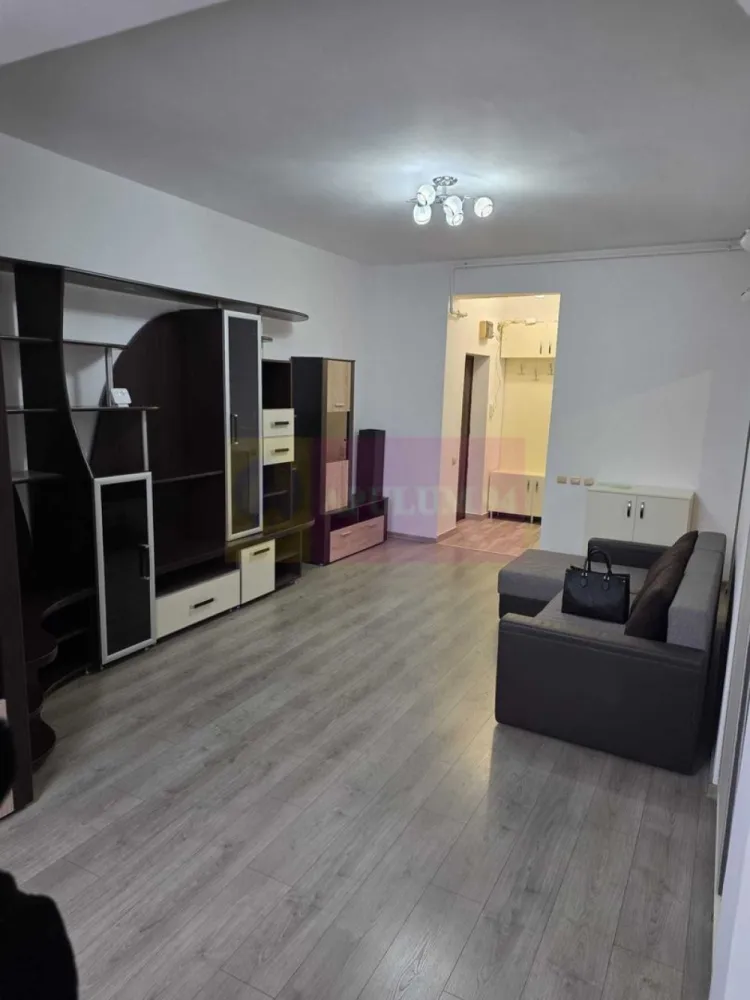 Studio 2 camere, mobilat Drumul Taberei, Valea Doftanei, Brancusi - Agentia Imobiliara Apulum 94 va ofera spre vanzare
Studio 2 camere in Cartierul ANL Brancusi , langa parc, drumul Valea Doftanei

Locuinta are o suprafata generoasa, 47,5 mp , tamplarie PVC cu geam termopan.

Studioul este pozitionat la etajul 1 al unui bloc cu 4 niveluri, constructie 2008, bloc amplasat in zona Valea Doftanei langa parcul Anl Barncusi.

Locuinta beneficiaza de centrala termica de apartament, se vinde complet mobilat si utilat(vezi foto).
 Mobilierul facut pe comanda, dressing, mobilier bucatarie, dormitor, living. 

Contorizat individual la utilitati asigura costuri mici de intretinere.

Zona este extrem de lnistita, in apropiere exista parc si zona de agrement, magazine de aprovizionare, scoala, gradinita, RATB in fata blocului, 
STATIA de metrou Valea Ialonitei la 8 minute !
NU se accepta credit imobiliar.