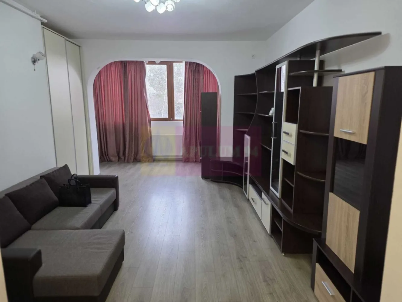 Studio 2 camere, mobilat Drumul Taberei, Valea Doftanei, Brancusi - Agentia Imobiliara Apulum 94 va ofera spre vanzare
Studio 2 camere in Cartierul ANL Brancusi , langa parc, drumul Valea Doftanei

Locuinta are o suprafata generoasa, 47,5 mp , tamplarie PVC cu geam termopan.

Studioul este pozitionat la etajul 1 al unui bloc cu 4 niveluri, constructie 2008, bloc amplasat in zona Valea Doftanei langa parcul Anl Barncusi.

Locuinta beneficiaza de centrala termica de apartament, se vinde complet mobilat si utilat(vezi foto).
 Mobilierul facut pe comanda, dressing, mobilier bucatarie, dormitor, living. 

Contorizat individual la utilitati asigura costuri mici de intretinere.

Zona este extrem de lnistita, in apropiere exista parc si zona de agrement, magazine de aprovizionare, scoala, gradinita, RATB in fata blocului, 
STATIA de metrou Valea Ialonitei la 8 minute !
NU se accepta credit imobiliar.