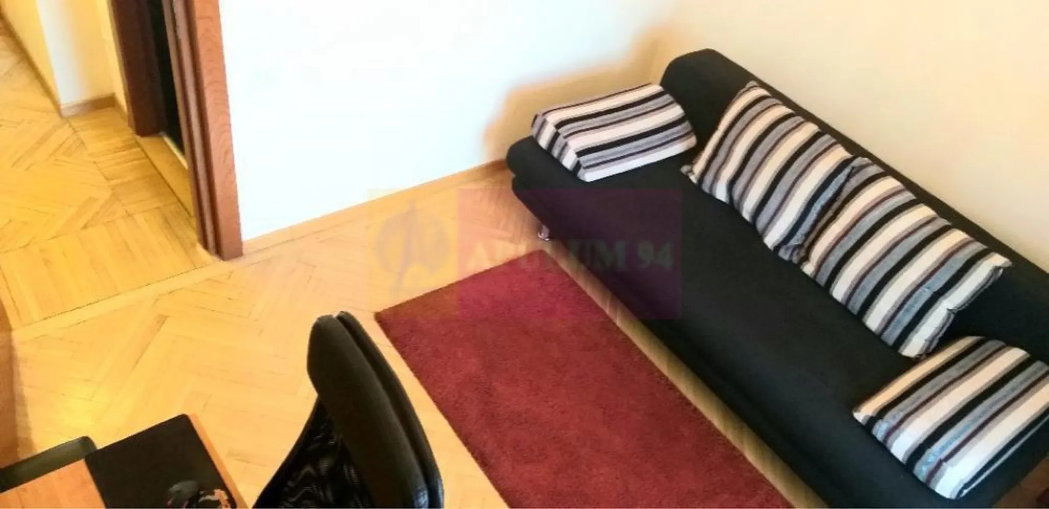 3cam, Calea Calarasi, Munciiloc parcare, LUX - Agentia Imobiliara Apu;lum 94
Vinde apartament spatios si decomandat de 3 camere situat pe Calea Calarasi , langa universitatea Hyperion. Acesta este compus din dormitor matrimonial cu balcon inchis, dormitor secundar/ birou, bucatarie , living , 2 bai si este situat la etajul 3 din 7. 

Apartamentul este nou , in stare impecabila si se vinde mobilat si utilat complet( cum se vede in pozele atasate). 
Blocul este din 1992 si recent anvelopat.
Pozitia excelenta , langa facultatea Hyperion si Kaufland, statii mijloc de transport tramvai si metrou Muncii 10min pe jos, scoala , gradinite, banci, piata Hala Traian, bd. Decebal si Delea la 5 min pe jos, Unirii 3 statii de ratb.

Proprietatea detine si un loc de parcare de la Primaria sector 3 . La nevoie, sunt si locuri pe strada , unde se poate parca la liber. 

Apartamentul este disponibil imediat.