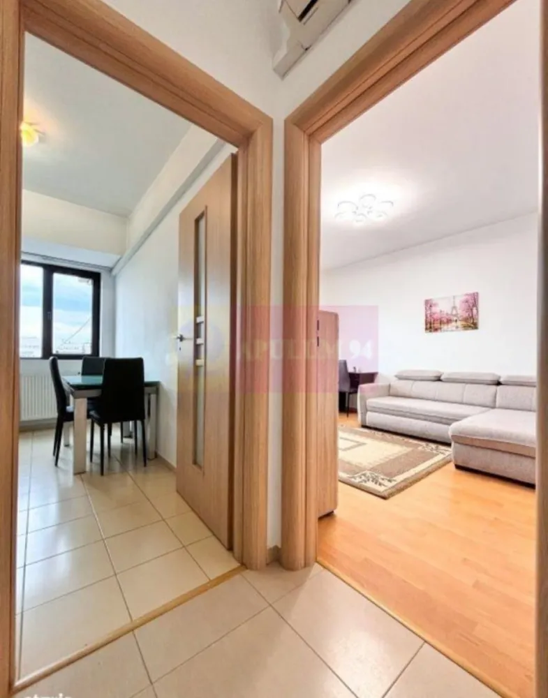 2 camere, Lujerului, Bloc nou Parcul Liniei - Agentia Imobiliara Apulum 94, va ofera spre vanzare un apartament cu 2 camere, spațios și luminos, situat în imobilul de referință construit în 2016 , la doar câteva minute de metrou Lujerului.
Apartamentul este situat la etajul 9 din 12, oferind o vedere panoramică superbă asupra zonei, fără zgomotul direct de la bulevard.
DETALII APARTAMENT:
Suprafață: 57 mp utili (compartimentare inteligentă, spații largi).
Structură: Complet DECOMANDAT (hol generos, bucătărie închisă, dormitor și living separate).
Dotări: Centrală termică proprie (confort termic ridicat + costuri mici), Aer Condiționat (AC), finisaje moderne.
Stare: Se vinde MOBILAT și UTILAT complet – te poți muta imediat sau îl poți închiria (randament excelent în zonă).
FACILITĂȚI ZONĂ:
Transport: 5-7 min. mers pe jos până la Metrou Lujerului, acces rapid la tramvai 41 și alte linii STB.
Shopping: Cora Lujerului, Plaza România, Auchan, Mega Image – toate la 5-10 min. distanță.
Imobil: Bloc modern (2016), 2 lifturi rapide, scară curată, vecini de calitate