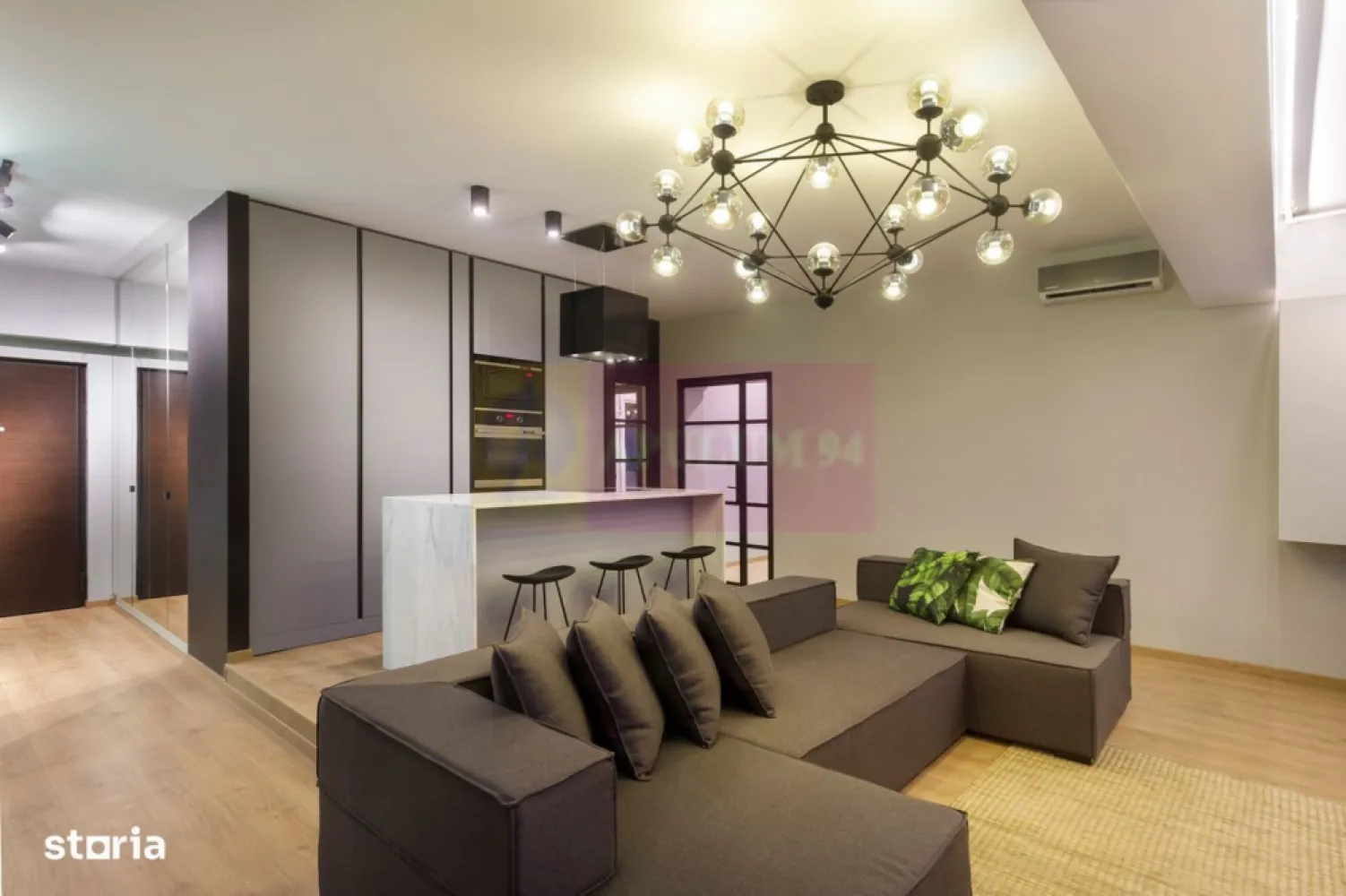 Apartament cu 3 camere, balcon și loc de parcare in garaj - Mall Vitan - Agentia Imobiliara Apulum 94, va prezinta un apartament de 82,04 mp, situat la etajul 10 dintr-un bloc construit în 2017, oferă un spațiu gata de utilizare. Dispunând de mobilier complet și loc de parcare la subteran, se potrivește nevoilor tale. Pardoselile de lemn și finisajele de înaltă calitate creează un ambient plăcut.Apartamentul are 3 camere, o bucătărie echipată cu plită și cuptor, și o baie cu finisaje de calitate.Locuința se află în Vitan Sector 3, o zonă cu acces facil la diverse facilități. În apropiere găsești școli, parcuri și centre comerciale. Transportul public te conectează rapid la întreg orașul, cu stații de autobuz, tramvai și metrou în apropiere (statia Mihai Bravu la 5 minute de mers pe jos).Dacă vrei să te muți în această locuință confortabilă, contactează-ne pentru a programa o vizionare. Nu rata ocazia de a locui într-o zonă vibrantă, aproape de facilități diverse și cu acces rapid spre centru.Apartamentul a castigat si anuala de arhitectura in anul 2017.