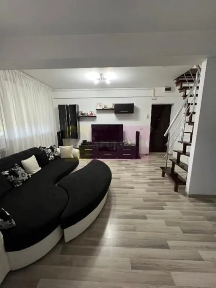 EXCEPTIONAL !!! Duplex, 3 camere in zona Colentine - Agentia Imobiliara Apulum 94 va propune spre vanzare un apartament duplex 3 camere etaj 5-6,suprafața 70 metri ,centrala proprie,electrocasnice și mobilier impecabil, a fost foarte puțin locuit.
Este poziționat cu vedere la lac,în fata blocului este stația de autobuz 282 la 300 m de Râul Colentina
Apartamentul este total amenajat,gresie,faianță,parchet,termopane și storuri exterioare din termopan