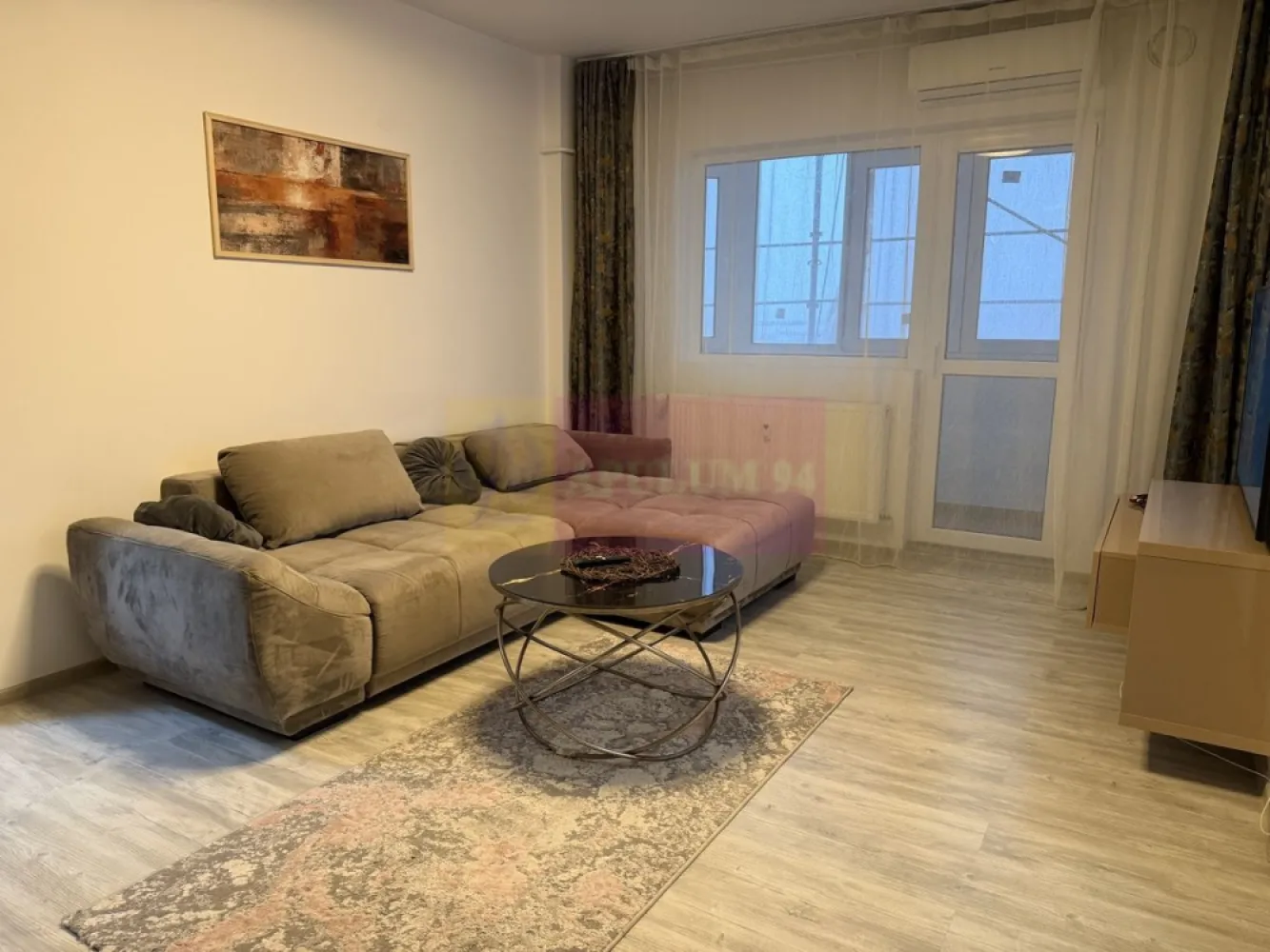 Apartament 2 camere mobilat si utilat la Pta Sudului - Agentia Apulum 94 va prezinta spre vanzare un
Apartament 2 camere mobilat, utilat, renovat. 
Apartamentul se vinde mobilat/ utilat (masina de spalat, aer conditionat, frigider/ congelator, plita pe gaz, hota, Smart TV)
Amplasament Foarte Bun!!! Sos Oltenitei, langa Scoala de Politie, 2 minute pana la Statia de metrou Piata Sudului, Mall SunPlaza, parc Oraselul Copiilor, Vedere la Sos Oltenitei.
Blocul este anvelopat cu polistiren de 15 cm, geamuri tripan, recuperatoare de caldura,. Terasa blocului a fost refacuta total, hidroizolatie, sapa, placare cu polistiren de 30 cm.
Apartamentul este Semidecomandat, renovat total (instalatie electrica/sanitara).
Imobil construit in 1982.
Ultimul etaj 10/10 ofera mai multa liniste, mai putin praf, o priveliste mai buna si mai ales lipsa galagiei produsa de vecinii de deasupra