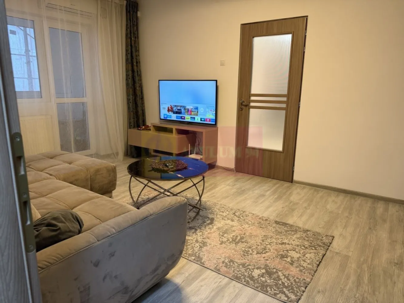 Apartament 2 camere mobilat si utilat la Pta Sudului - Agentia Apulum 94 va prezinta spre vanzare un
Apartament 2 camere mobilat, utilat, renovat. 
Apartamentul se vinde mobilat/ utilat (masina de spalat, aer conditionat, frigider/ congelator, plita pe gaz, hota, Smart TV)
Amplasament Foarte Bun!!! Sos Oltenitei, langa Scoala de Politie, 2 minute pana la Statia de metrou Piata Sudului, Mall SunPlaza, parc Oraselul Copiilor, Vedere la Sos Oltenitei.
Blocul este anvelopat cu polistiren de 15 cm, geamuri tripan, recuperatoare de caldura,. Terasa blocului a fost refacuta total, hidroizolatie, sapa, placare cu polistiren de 30 cm.
Apartamentul este Semidecomandat, renovat total (instalatie electrica/sanitara).
Imobil construit in 1982.
Ultimul etaj 10/10 ofera mai multa liniste, mai putin praf, o priveliste mai buna si mai ales lipsa galagiei produsa de vecinii de deasupra