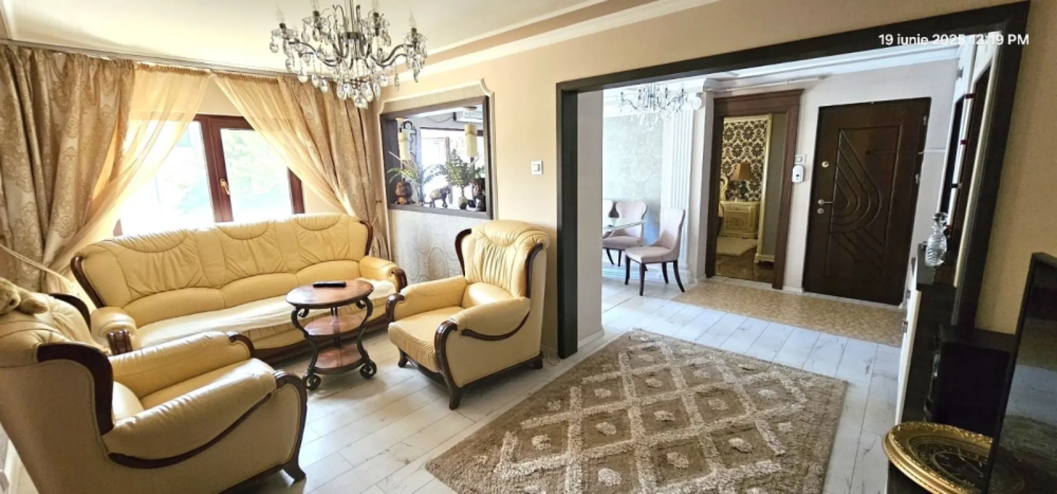 Apartament modern cu 3 camere de închiriat – Siderurgiștilor Vest - Vă propunem spre închiriere un apartament elegant și modern, cu 3 camere, situat într-o zonă excelentă din Siderurgiștilor Vest, în apropiere de Spitalul de Copii, Liceul Auto și Stadionul Oțelul. Locuința este amplasată la un etaj intermediar și este complet mobilată și utilată, pregătită pentru mutare imediată.
Caracteristici:
- 3 camere spațioase și luminoase
- Mobilier modern și finisaje de calitate
- Complet utilat și mobilat
- Etaj intermediar, confort sporit
- Ideal pentru închiriere pe termen lung
- Zonă liniștită, cu acces rapid către puncte de interes și mijloace de transport.
Localizare:
Apartamentul este situat în apropiere de:
- Spitalul de Copii
- Liceul Auto
- Stadionul Oțelul
- Casa Roșie
- Complex Flora
Condiții financiare:
Chirie: 600 Euro/lună 
Garanție: 600 Euro
Comision agenție: 50% + TVA din prima lună de chirie
Pentru mai multe informații sau pentru programarea unei vizionări, ne puteți contacta cu încredere.
 0746 252 252 – Liliana Ene
Consilier imobiliar – Mag Invest
O locuință modernă, într-o zonă foarte bună, care merită văzută!