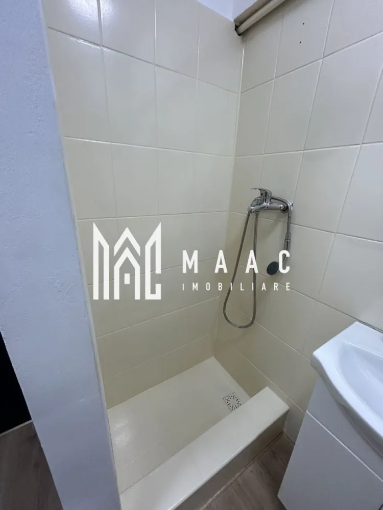 Garsonieră cochetă | Etaj 1 | Prima închiriere | Lazaret - Maac Imobiliare prezintă spre închiriere o garsonieră situată la etajul 1 din 4 al unui imobil din zona Lazaret.

Suprafață utilă: 18 mp
Etaj: 1 / 4

Garsoniera este parțial mobilată și utilată în momentul de față, cu mențiunea că până la sfârșitul lunii va fi completată cu dotările necesare: mașină de spălat, plită electrică, frigider și dulap pentru haine.

Locuința a fost complet renovată și se află la prima închiriere. Dispune de canapea extensibilă și este poziționată pe mijlocul clădirii, având un singur perete exterior, ceea ce contribuie la costuri reduse de întreținere.

Proprietatea este ideală pentru un student, o persoană singură sau un cuplu aflat la început de drum.

Prețul de închiriere este de 260 € / lună.

Pentru mai multe informații și programarea unei vizionări, vă rugăm să menționați codul proprietății: CP3095199.