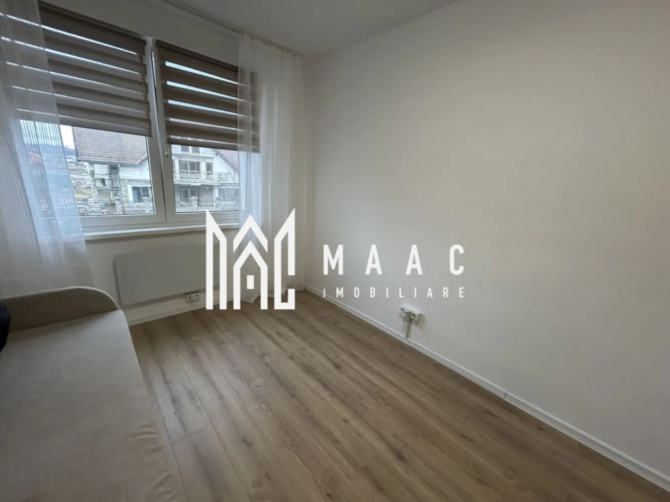 Garsonieră cochetă | Etaj 1 | Prima închiriere | Lazaret - Maac Imobiliare prezintă spre închiriere o garsonieră situată la etajul 1 din 4 al unui imobil din zona Lazaret.

Suprafață utilă: 18 mp
Etaj: 1 / 4

Garsoniera este parțial mobilată și utilată în momentul de față, cu mențiunea că până la sfârșitul lunii va fi completată cu dotările necesare: mașină de spălat, plită electrică, frigider și dulap pentru haine.

Locuința a fost complet renovată și se află la prima închiriere. Dispune de canapea extensibilă și este poziționată pe mijlocul clădirii, având un singur perete exterior, ceea ce contribuie la costuri reduse de întreținere.

Proprietatea este ideală pentru un student, o persoană singură sau un cuplu aflat la început de drum.

Prețul de închiriere este de 260 € / lună.

Pentru mai multe informații și programarea unei vizionări, vă rugăm să menționați codul proprietății: CP3095199.