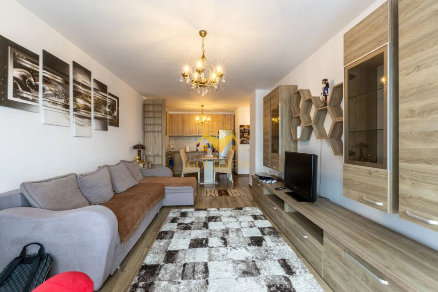 2 camere, modern, parcare, Europa zona Calea Turzii, OMV, Hexagon - GOLDNESS Imobiliare vă propune spre închiriere un apartament cu 2 camere complet mobilat și utilat, la etajul 2 într-un imobil de 7 etaje, în Cartierul Europa.
Se poate inchiria parcare subterana cu 50 euro!
Se află în apropierea stațiilor de transport în comun, magazine, restaurante, spații verzi, farmacii, etc. 

Apartamentul este compartimentat astfel:
 - dormitor cu pat matrimonial, dressing, noptiere
 - living cu bucatarie open-space complet utilată, canapea extensibilă, loc de servit masa 
 - baie cu cabina de dus, calorifer port prosop și dulap pentru depozitare.
 - terasa de 12 mp.

Imobilul este dotat cu toate cele necesare- centrală proprie, mașină de spălat haine, frigider, plită electrică, hotă, etc. 

Dacă sunteți interesați de acest apartament și doriți să îl vizionați, dar și pentru alte oferte nu ezitați să ne contactați telefonic sau prin e-mail. Vă stăm la dispoziție!

Pentru intermediere se percepe un comision de 50% din prețul chiriei!