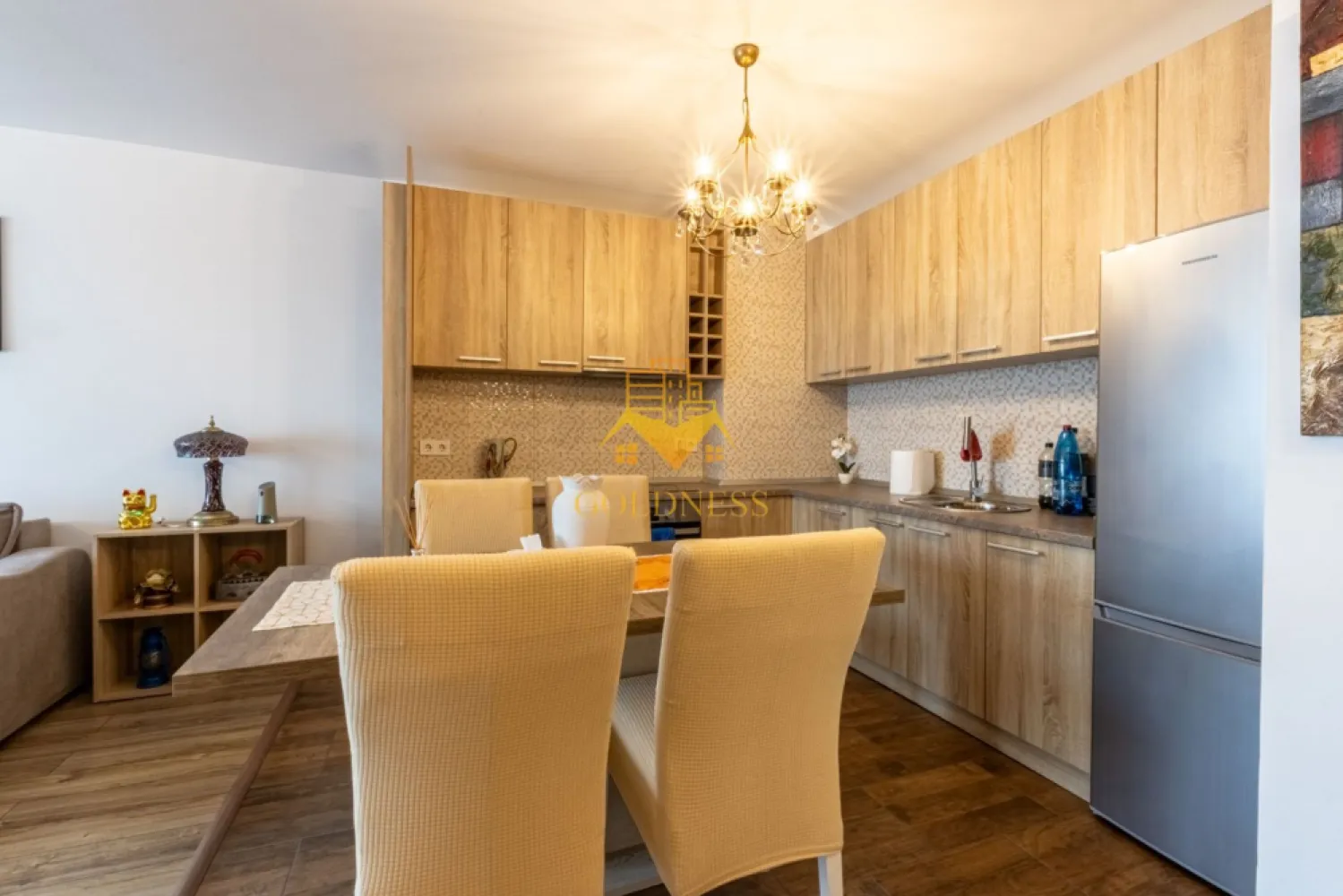 2 camere, modern, parcare, Europa zona Calea Turzii, OMV, Hexagon - GOLDNESS Imobiliare vă propune spre închiriere un apartament cu 2 camere complet mobilat și utilat, la etajul 2 într-un imobil de 7 etaje, în Cartierul Europa.
Se poate inchiria parcare subterana cu 50 euro!
Se află în apropierea stațiilor de transport în comun, magazine, restaurante, spații verzi, farmacii, etc. 

Apartamentul este compartimentat astfel:
 - dormitor cu pat matrimonial, dressing, noptiere
 - living cu bucatarie open-space complet utilată, canapea extensibilă, loc de servit masa 
 - baie cu cabina de dus, calorifer port prosop și dulap pentru depozitare.
 - terasa de 12 mp.

Imobilul este dotat cu toate cele necesare- centrală proprie, mașină de spălat haine, frigider, plită electrică, hotă, etc. 

Dacă sunteți interesați de acest apartament și doriți să îl vizionați, dar și pentru alte oferte nu ezitați să ne contactați telefonic sau prin e-mail. Vă stăm la dispoziție!

Pentru intermediere se percepe un comision de 50% din prețul chiriei!