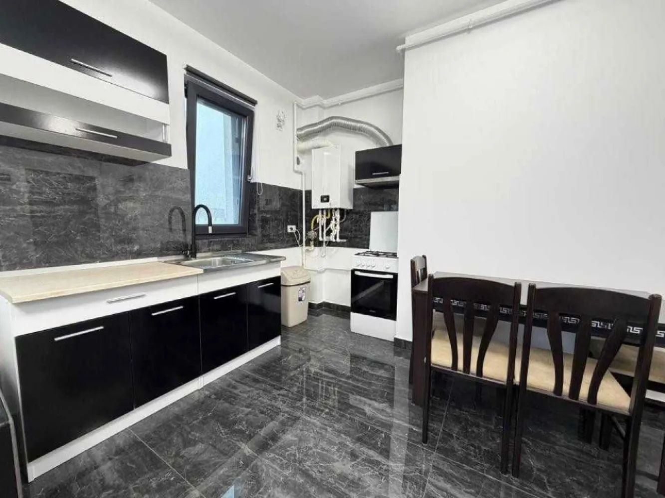 Închiriere Apartament 2 camere zona Grand Arena - Str Odei 139 - loc de parcare - LOC DE PARCARE SUBTERAN INCLUS IN PRET - un avantaj rar in zona!Ofer spre inchiriere apartament 2 camere decomandat, 51,71 mp, situat in Strada Odei 139, Sector 4, Bucuresti, intr-un bloc nou, cu finisaje premium si loc de parcare subteran propriu.COMPARTIMENTARE APARTAMENT:Suprafata utila: 51,71 mp + terasa 3,45 mpLiving-bucatarie: 17,45 mp - open space modern, aer conditionat, geam panoramicDormitor: 14,78 mp - pat dublu, sifonier cu oglinda, parchet, acces terasaBaie: 4,45 mp - dus walk-in, vas WC suspendat, gresie si faianta marmuraHol: 3,24 mp - usa blindata, interfon videoTerasa: 3,45 mpMOBILAT SI UTILAT COMPLET:Canapea cu loc de depozitare, televizor, mobilier livingPat dublu, sifonier dublu cu oglinda, noptiereBucatarie echipata: aragaz, cuptor, frigider, hotaCentrala termica proprie - costuri reduse iarnaMasina de spalatAer conditionatUsa blindata cu interfon videoLOC PARCARE SUBTERAN INCLUS - NU SE PLATESTE EXTRA!LOCATIE SI TRANSPORT:Intersectie Constantin Brancoveanu cu Turnu Magurele, Sector 4, BucurestiLanga restaurant Morfeo si supermarket Lidl / Grand Arena, Mc Donalds, Hornbach, SellgrosMetrou Brancoveanu la 10 minute cu autobuzulAcces rapid: Sun Plaza, Grand Arena, Parcul TineretuluiStatii RATB in apropiere imediataSpitale, scoli, supermarketuri, restaurante la cativa pasiCARACTERISTICI BLOC:Bloc nou, constructie recentaLift pana in parcareComplex supravegheat videoParcare subterana securizataZona linistitaPret: 499 Euro cu contract ANAFGarantie: 1 lunaDisponibil: imediat