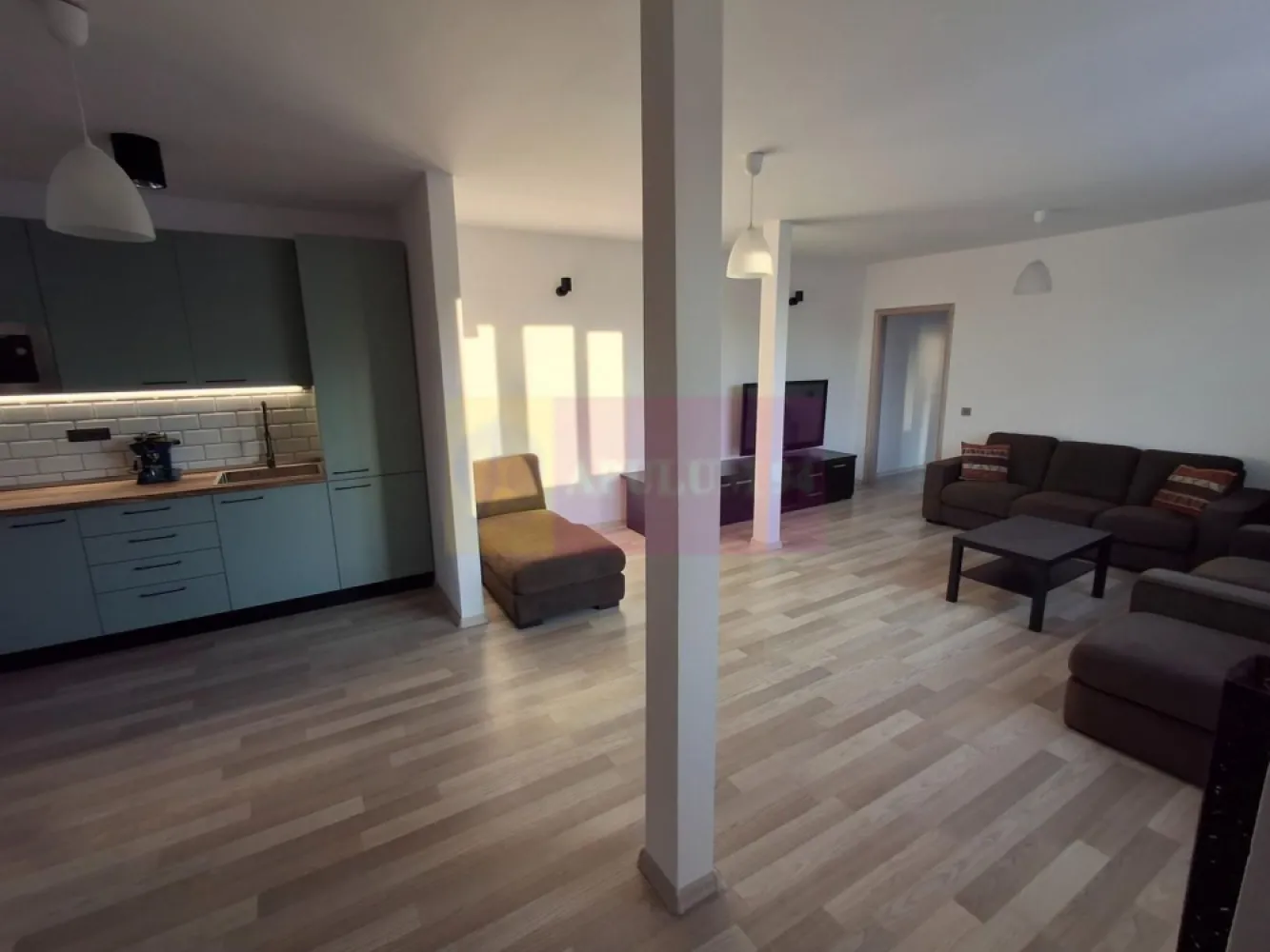 Apartament 3 camere Dorobanți x Floreasca - Apartament cu 3 camere, complet renovat, aflat la etajul 4 din 4, fără lift, într-un imobil boutique construit în 2018, poziționat în zona Dorobanți – Tudor Vianu, la câteva minute de Floreasca.
Suprafață totală 90 mp. Prima închiriere. Mobilat și utilat integral, totul nou.

Compartimentare:
living open-space cu bucătărie integrată, 36 mp
dormitor 14 mp
dormitor 12 mp
două băi, 6 mp și 4 mp
balcon 6 mp
Imobil premium, S+P+4E+pod tehnic, 5 apartamente in total. Apartament luminos, liniștit, înconjurat de verdeață.
Vedere pe trei laturi:
sud-est către strada Tudor Vianu
vest către spațiu verde
nord-vest către zonă rezidențială adiacentă străzii Școala Floreasca
Se închiriază mobilat și utilat, potrivit atât pentru locuire, cât și pentru activități de birou sau salon. Toate camerele au pregătite racorduri pentru lavoare, utile pentru cabinete medicale, beauty sau alte funcțiuni similare. 

Preț chirie: 1.400 euro / lună
Proprietar persoană fizică. Fără TVA.
Garanție: echivalentul a două luni de chirie.