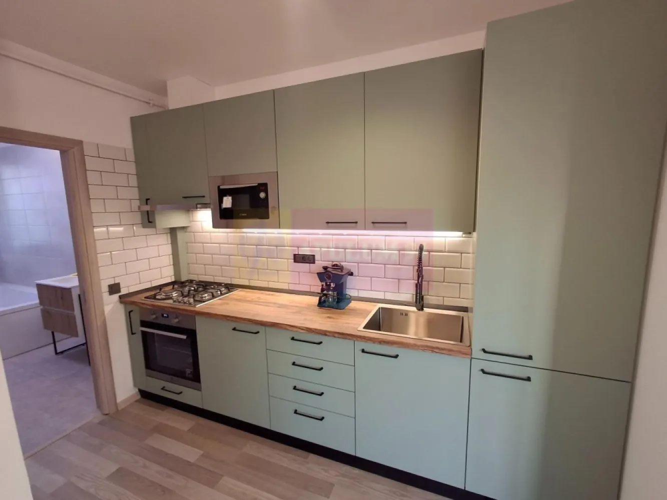 Apartament 3 camere Dorobanți x Floreasca - Apartament cu 3 camere, complet renovat, aflat la etajul 4 din 4, fără lift, într-un imobil boutique construit în 2018, poziționat în zona Dorobanți – Tudor Vianu, la câteva minute de Floreasca.
Suprafață totală 90 mp. Prima închiriere. Mobilat și utilat integral, totul nou.

Compartimentare:
living open-space cu bucătărie integrată, 36 mp
dormitor 14 mp
dormitor 12 mp
două băi, 6 mp și 4 mp
balcon 6 mp
Imobil premium, S+P+4E+pod tehnic, 5 apartamente in total. Apartament luminos, liniștit, înconjurat de verdeață.
Vedere pe trei laturi:
sud-est către strada Tudor Vianu
vest către spațiu verde
nord-vest către zonă rezidențială adiacentă străzii Școala Floreasca
Se închiriază mobilat și utilat, potrivit atât pentru locuire, cât și pentru activități de birou sau salon. Toate camerele au pregătite racorduri pentru lavoare, utile pentru cabinete medicale, beauty sau alte funcțiuni similare. 

Preț chirie: 1.400 euro / lună
Proprietar persoană fizică. Fără TVA.
Garanție: echivalentul a două luni de chirie.