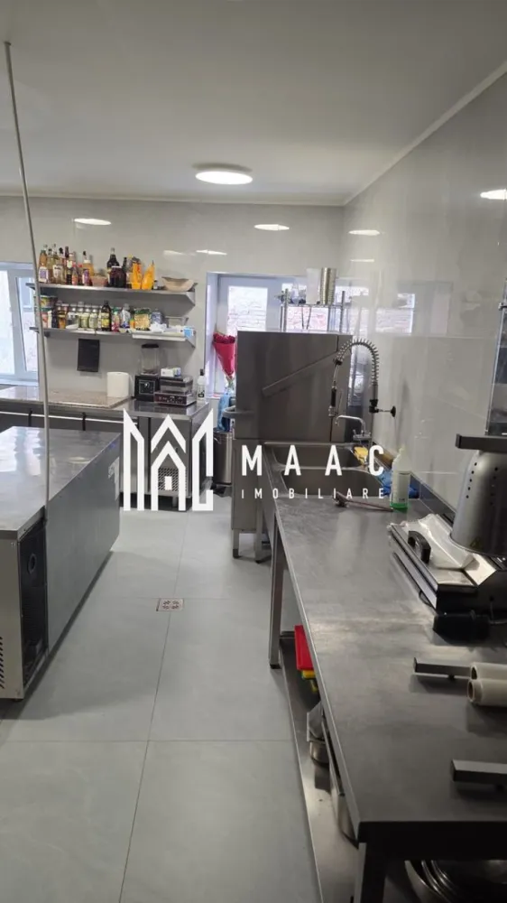 SPATIU COMERCIAL AMENAJAT FUNCTIONAL I PIATA MICA I SIBIU - MAAC Imobiliare vă propune spre vânzare spațiu central, aflat în Piața Mică. Compartimentarea și detaliile referitoare la spațiu se discută la vizionare. Fiecare afacere existentă în spațiul de vânzare are o intrare separată, ideală pentru investiție. 
Spațiul este foarte elegant și eficient compartimentat și utilat, gata pentru preluarea afacerilor existente în locație care sunt operaționale momentan.
Pentru mai multe detalii precizati telefonic ca ati vazut anuntul cu CP3093961.