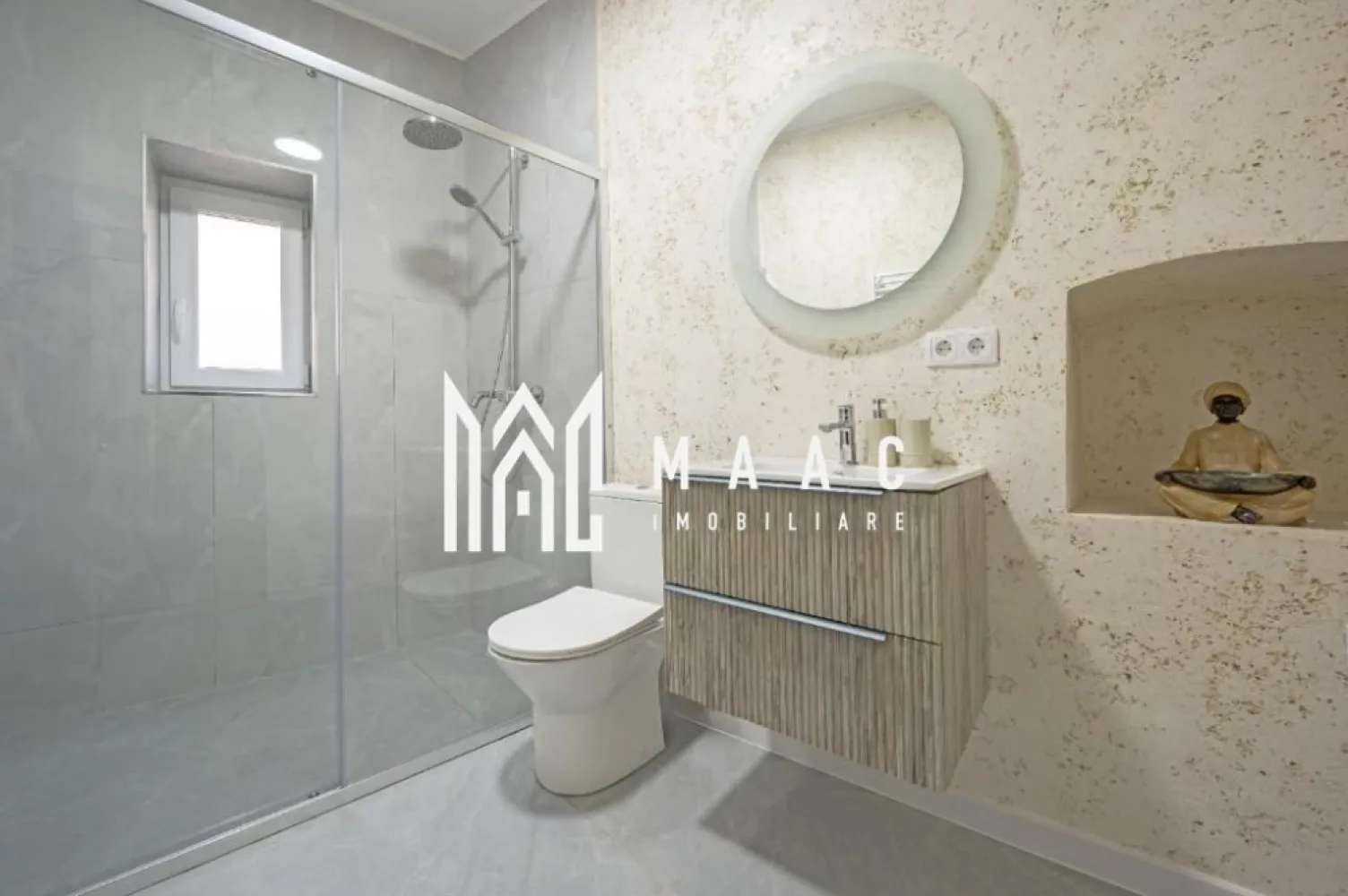 DECOMANDAT 50 METRI PATRATI I APARTAMENT PIATA MICA I SIBIU - MAAC Imobiliare vă propune spre vânzare spațiu central, aflat în Piața Mică. 
Compartimentarea și detaliile referitoare la spațiu se discută la vizionare. 
Fiecare afacere existentă în spațiul de vânzare are o intrare separată, ideală pentru investiție. 
Spațiul este foarte elegant și eficient compartimentat și utilat, gata pentru preluarea afacerilor existente în locație care sunt operaționale momentan.
Pentru mai multe detalii precizati telefonic ca ati vazut anuntul cu CP3093931