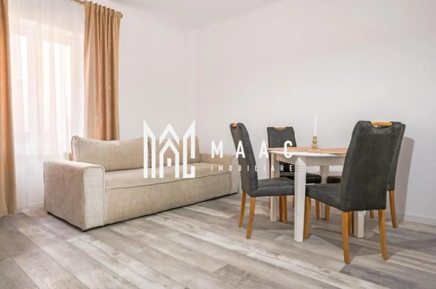 DECOMANDAT 100 METRI PATRATI I APARTAMENT PIATA MICA I SIBIU - MAAC Imobiliare vă propune spre vânzare apartament, aflat si cu vedere în Piața Mică. 
Compartimentarea și detaliile referitoare la spațiu se discută la vizionare. 
Fiecare afacere existentă în spațiul de vânzare are o intrare separată, ideală pentru investiție. 
Spațiul este foarte elegant și eficient compartimentat și utilat, gata pentru preluarea afacerilor existente în locație care sunt operaționale momentan.
Pentru mai multe detalii precizati telefonic ca ati vazut anuntul cu CP3093914
